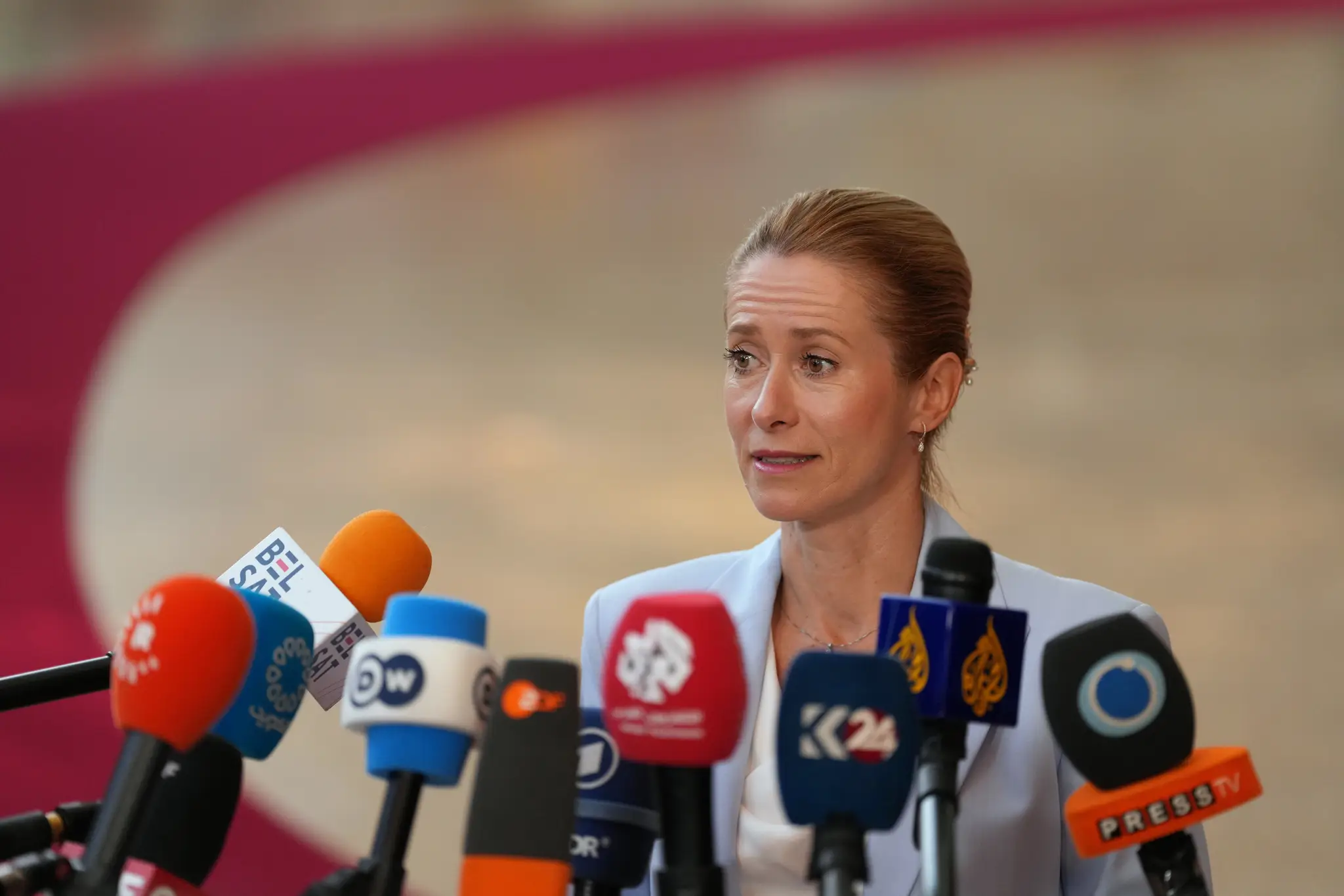 Šéfka diplomacie Európskej únie Kaja Kallasová hovorí s novinármi.