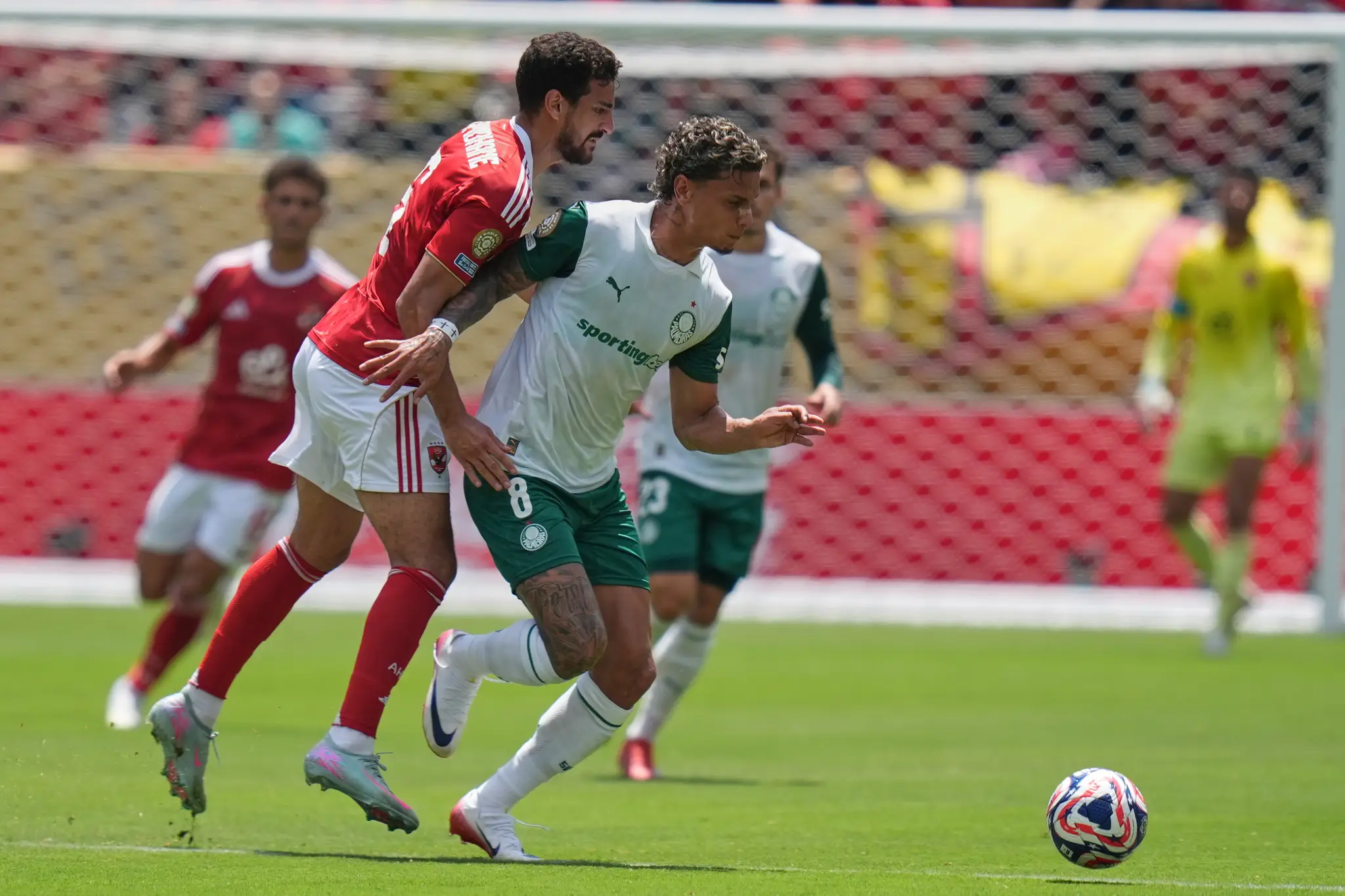 Hráč Mohamed Ali Ben Romdhane (vľavo) z Al-Ahly Káhira a Richard Rios z Pameiras.