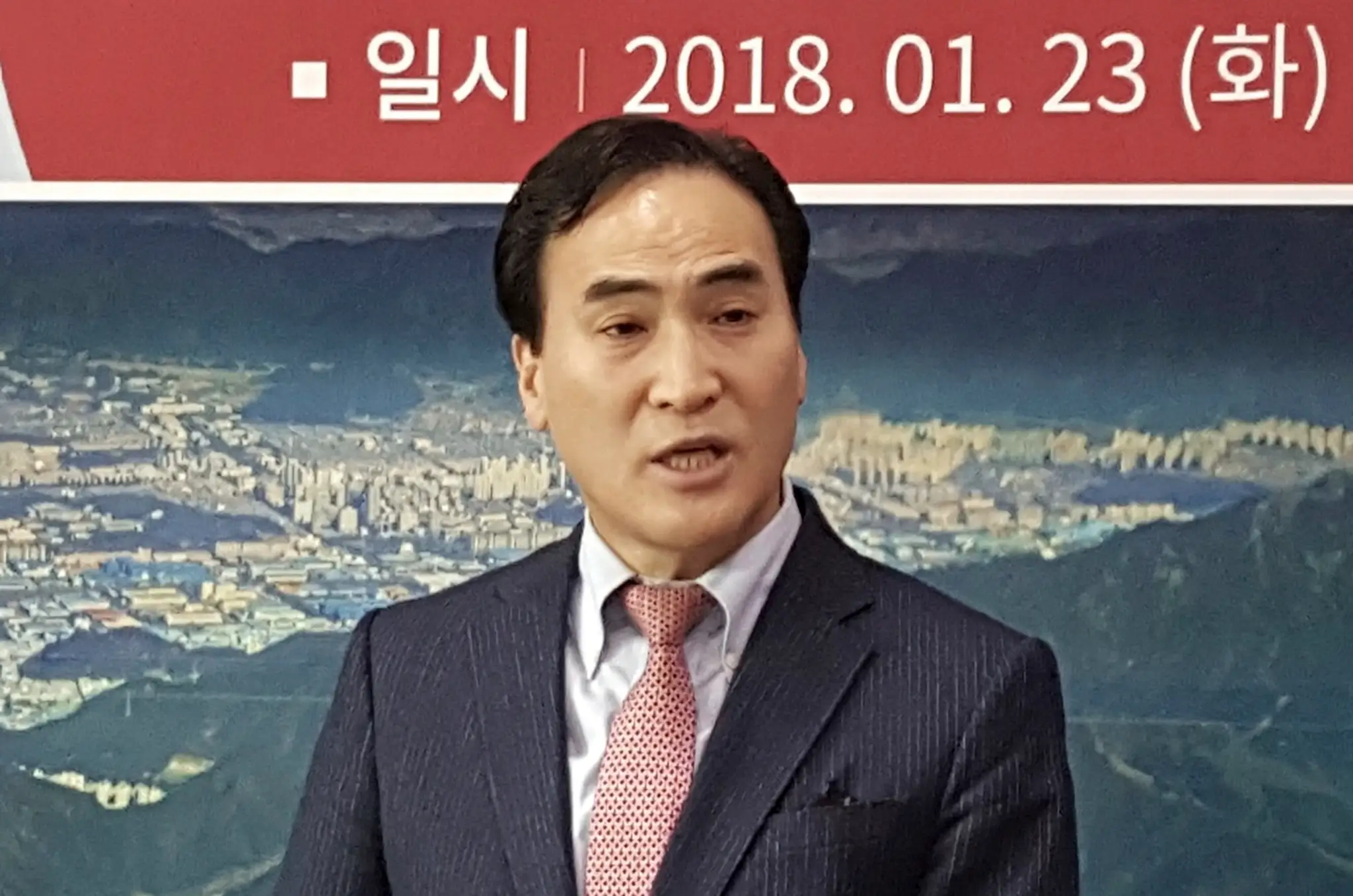 Na archívnej snímke z 23. januára 2018 Kim Čong-jang reční počas tlačovej konferencie v Čchangwone.
