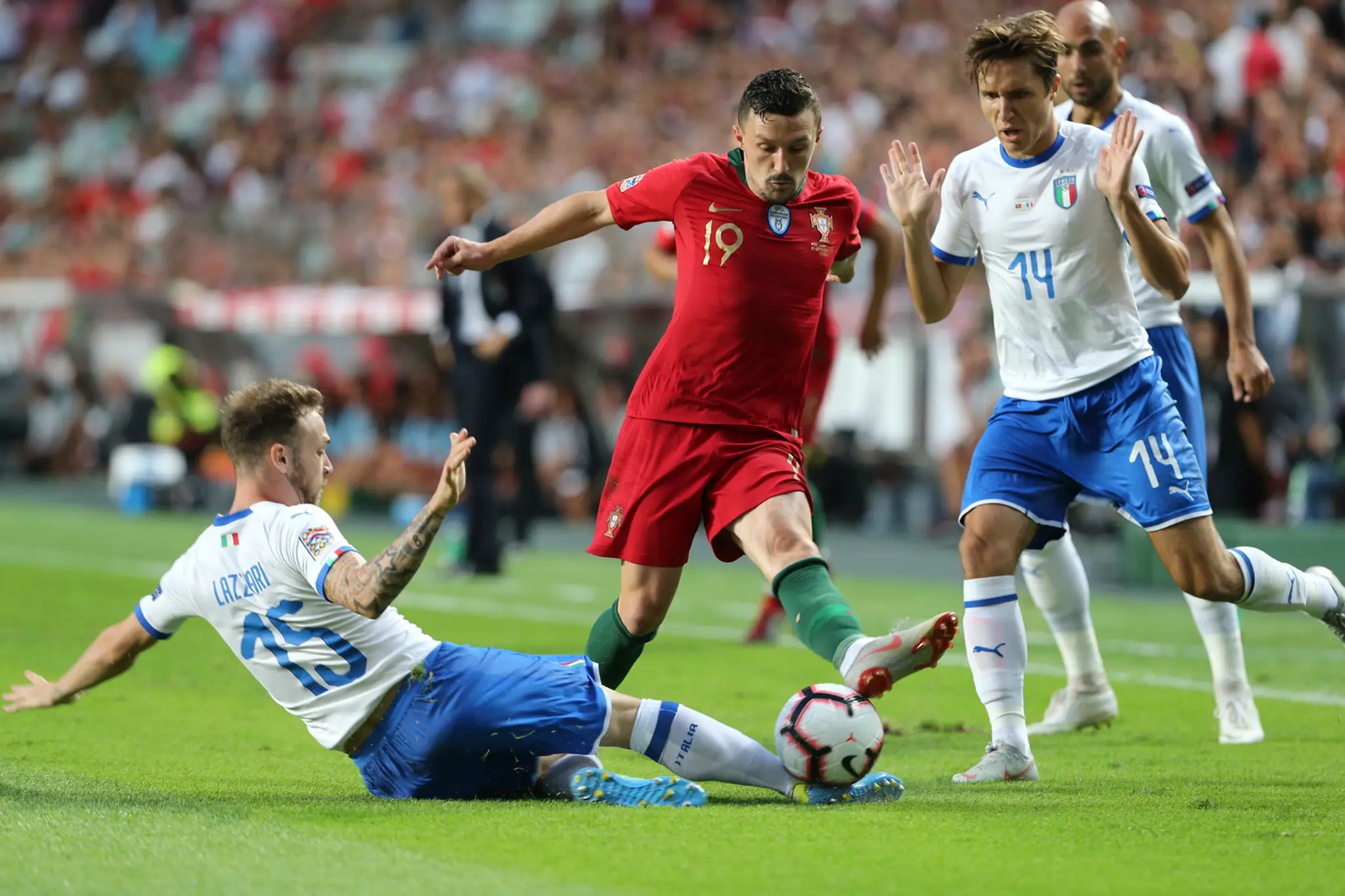 Uprostred portugalský hráč Mario Rui, vľavo taliansky hráč Manuel Lazzari.