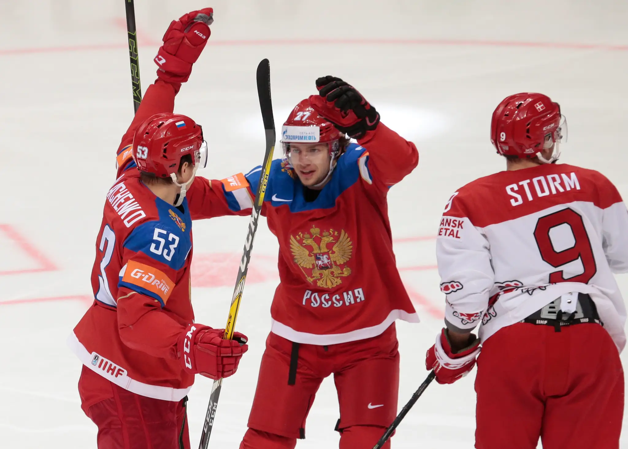 Na snímke vľavo ruský obranca Alexej Marčenko oslavuje svoj gól, uprostred jeho spoluhráč Artemij Panarin v zápase A-skupiny hok