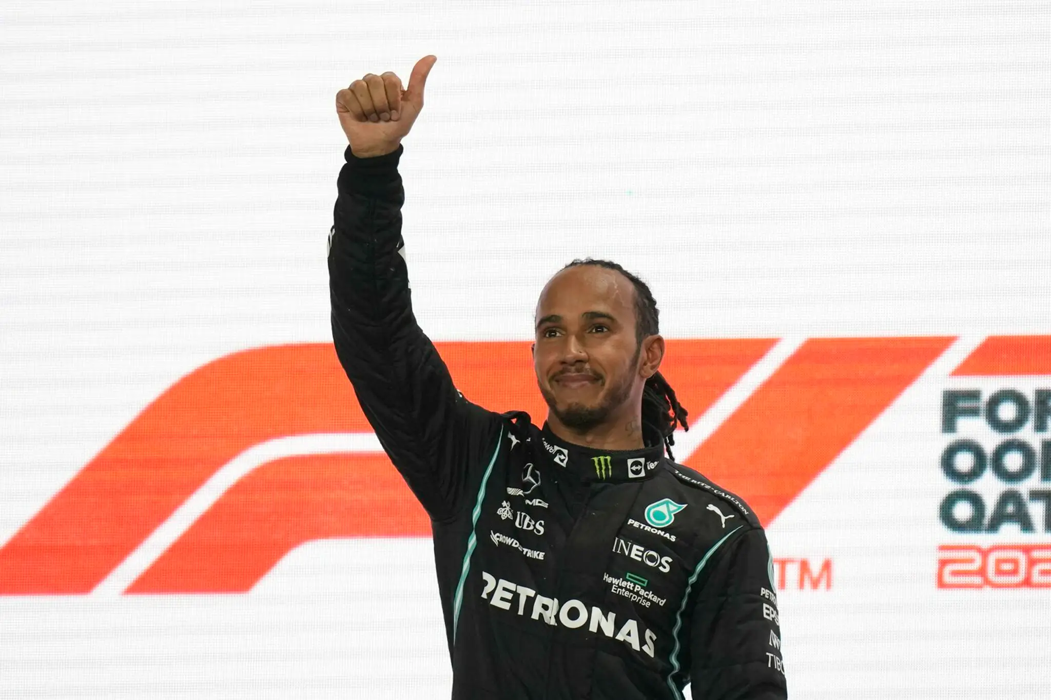 Lewis Hamilton z tímu Mercedes sa teší na pódiu po triumfe na Veľkej cene Kataru.