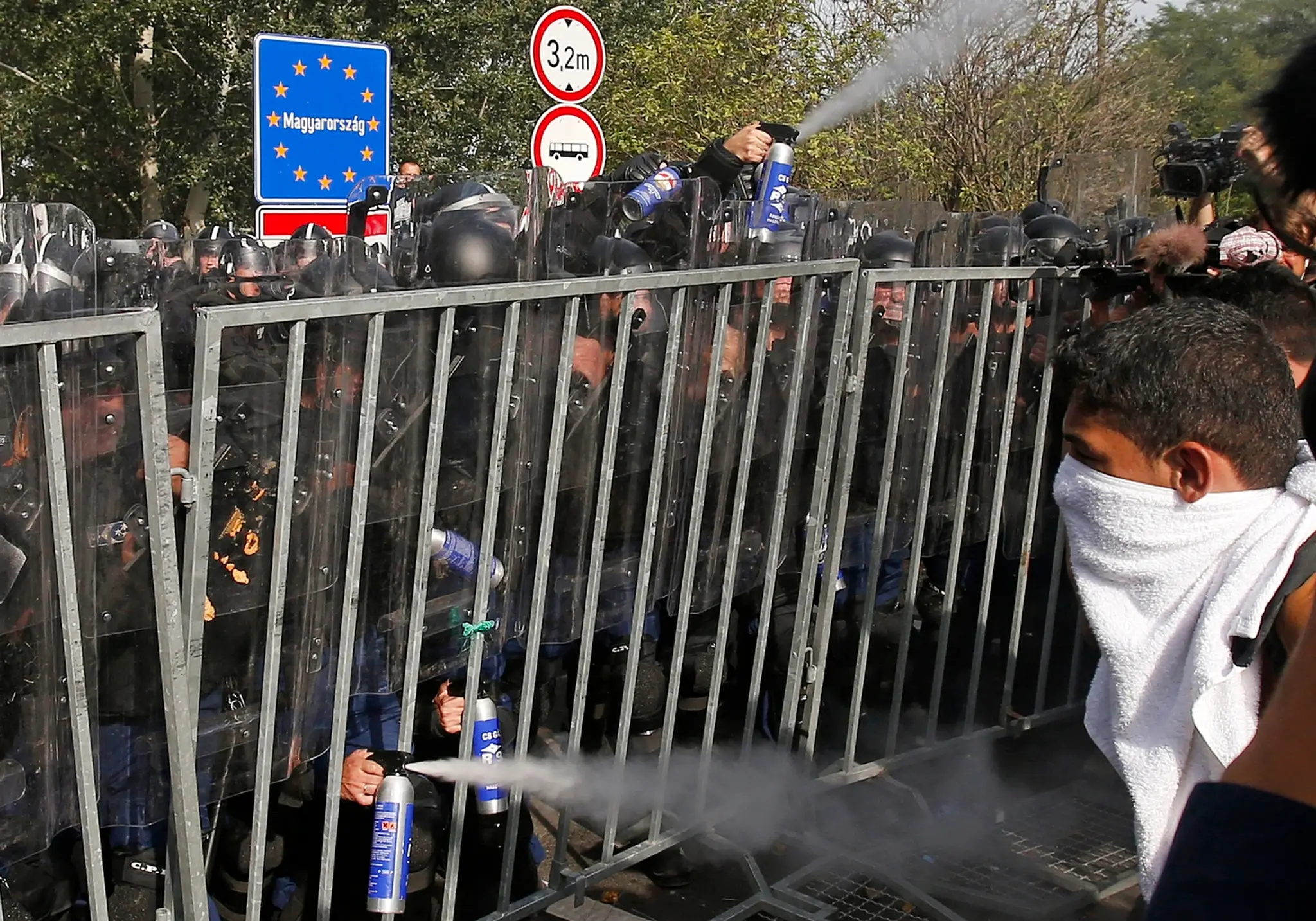 Policajti použili proti utečencom slzotvorný plyn