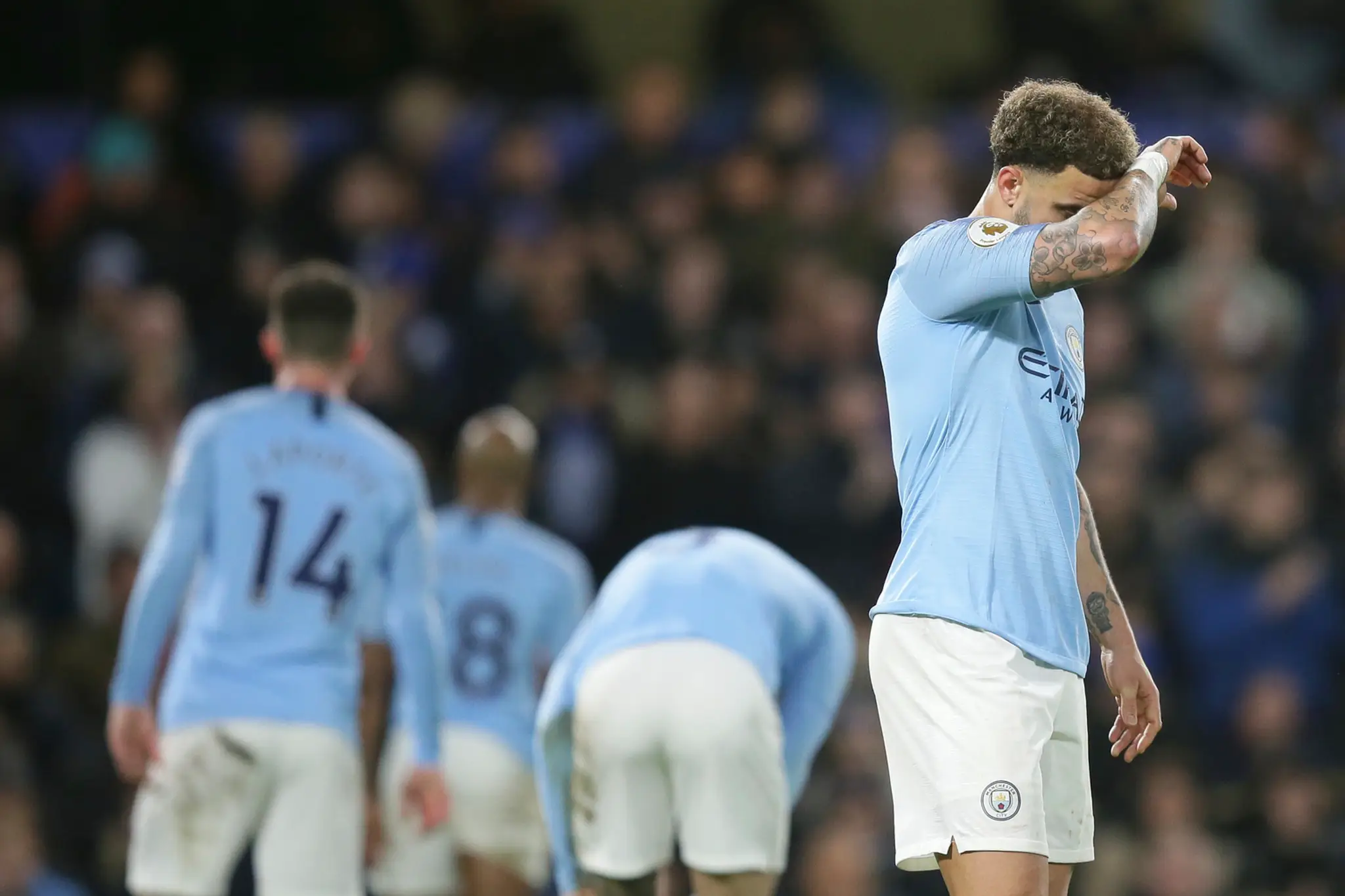 Sklamaní hráči Manchestru City po prehre s Chelsea.