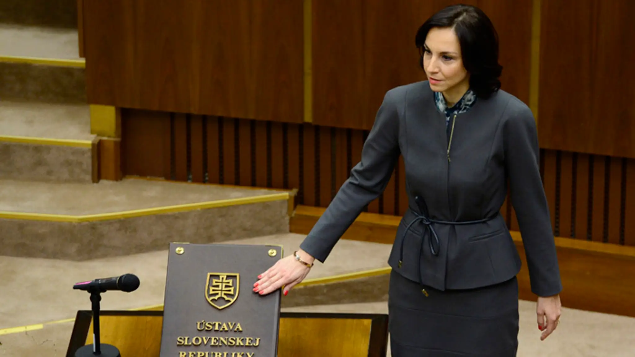 Alena Bašistová (#Sieť) skladá poslanecký sľub.