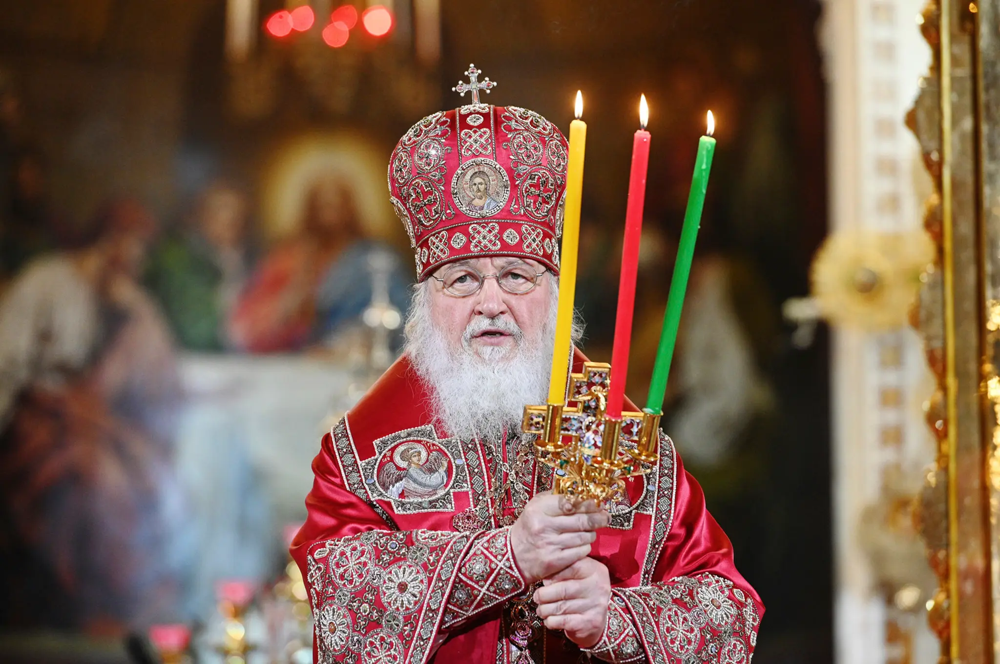 Ruský pravoslávny patriarcha Kirill  (uprostred) počas celebrovania veľkonočnej pravoslávnej bohoslužby v prázdnom Chráme Krista