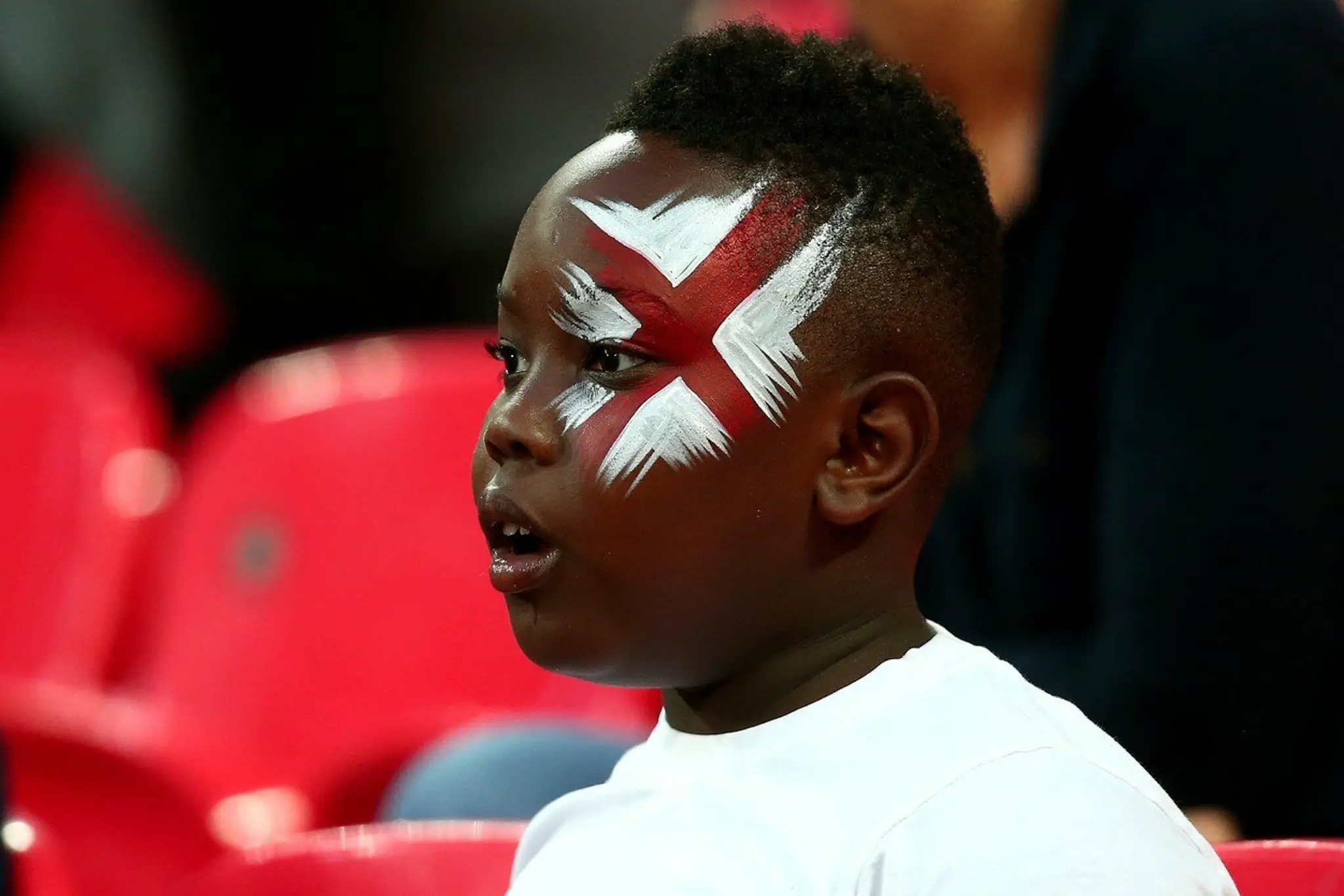 Fanúšik Anglicka na tribúne Wembley Stadium počas zápasu Anglicko - Slovensko.