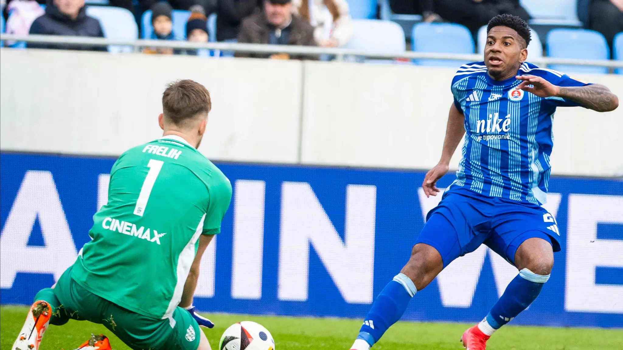 Na snímke zľava brankár Žiga Frelih (Trnava) a Cesar Blackman (Slovan).