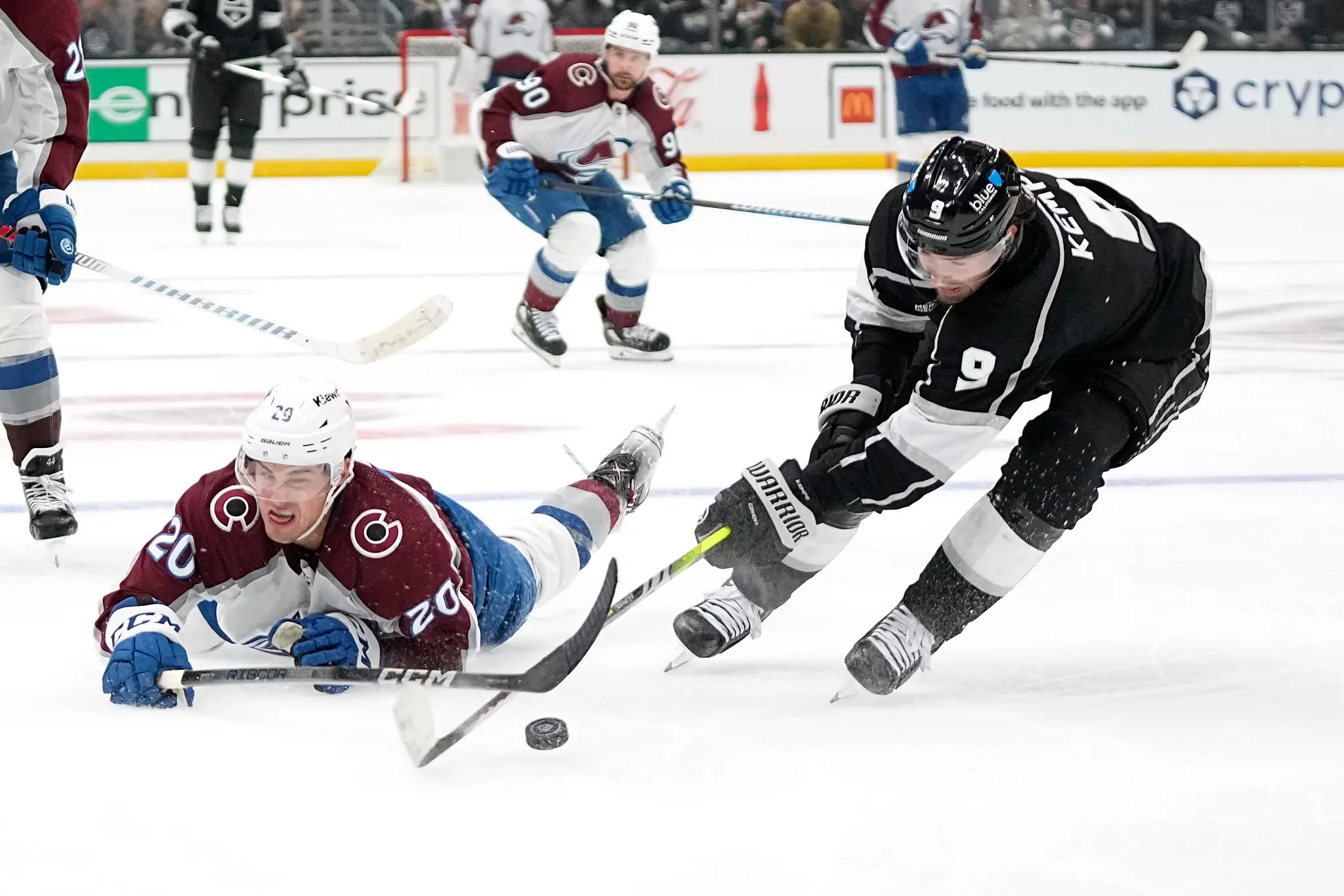 Na snímke vľavo center Colorada Ross Colton, v pozadí jeho spoluhráč a slovenský útočník Tomáš Tatar, vpravo hráč Kings Adrian Kempe.