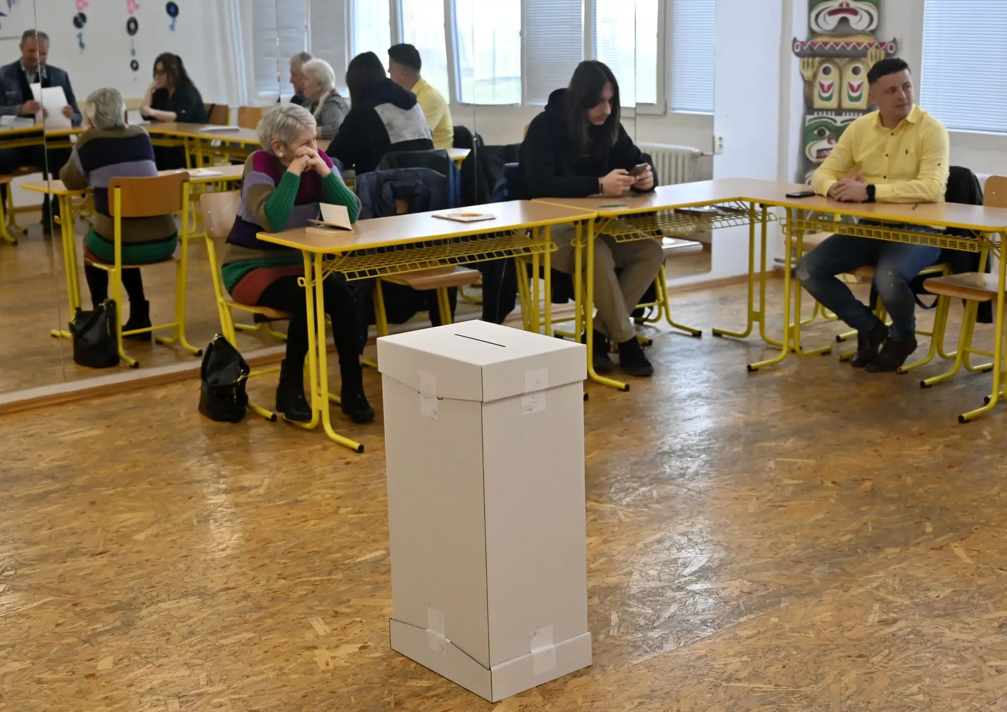 Členovia okrskovej volebnej komisie v prvom kole prezidentských volieb v Trebišove.