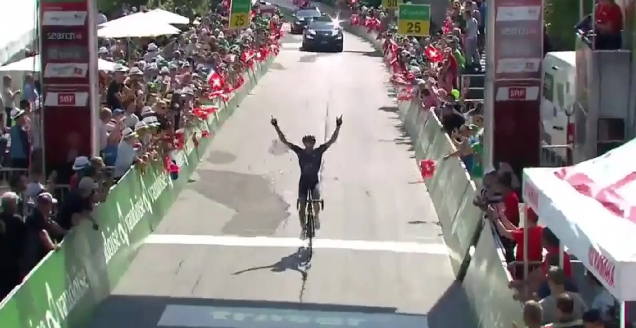 Larry Warbasse sa teší z triumf vo 4. etape na Okolo Švajčiarska.