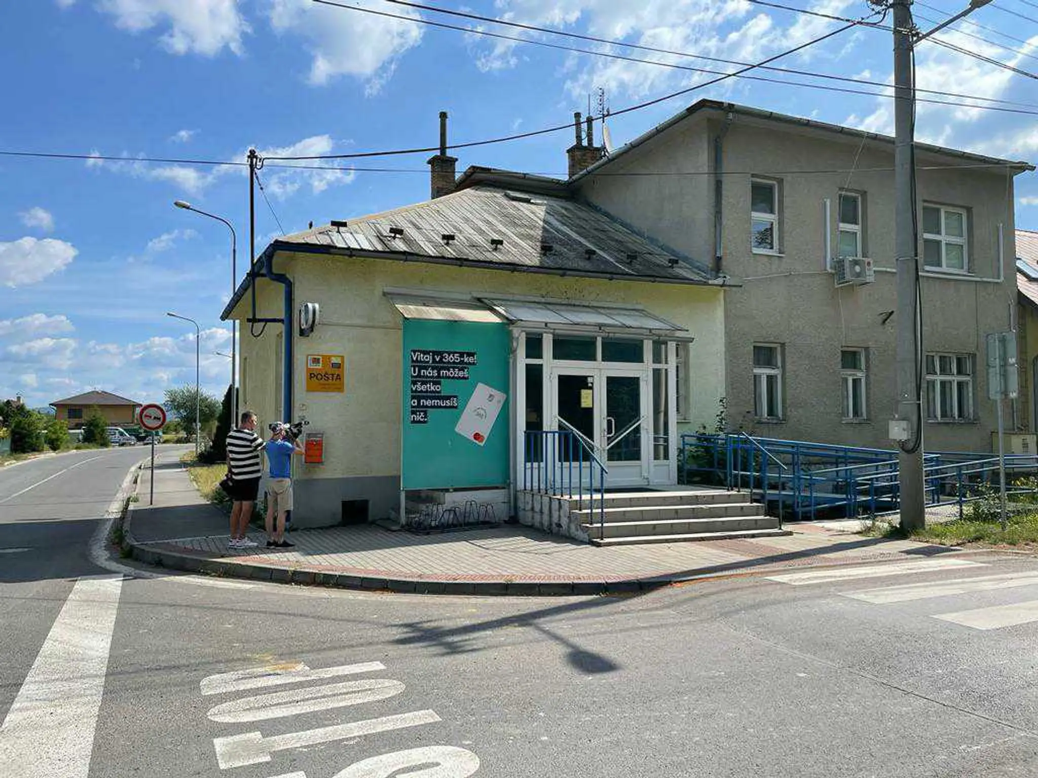 Lúpež v obci Ladce. Lupiči vykradli bankomat