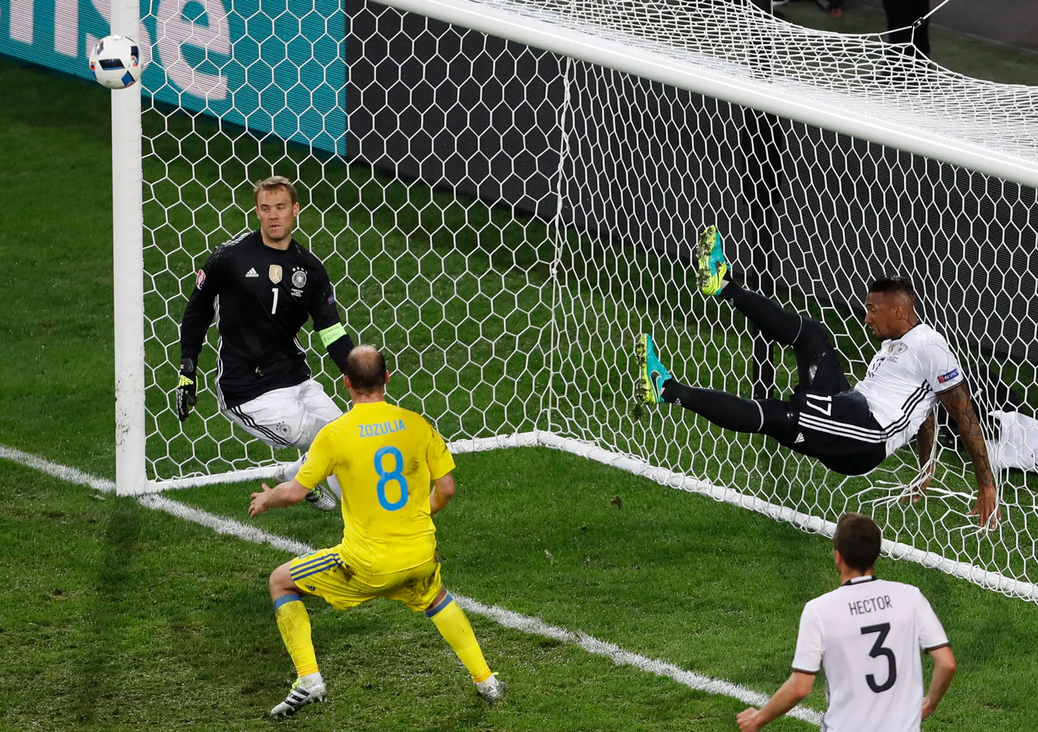 Brilantný zákrok Jeromea Boatenga v dueli proti Ukrajine na ME vo Francúzsku.