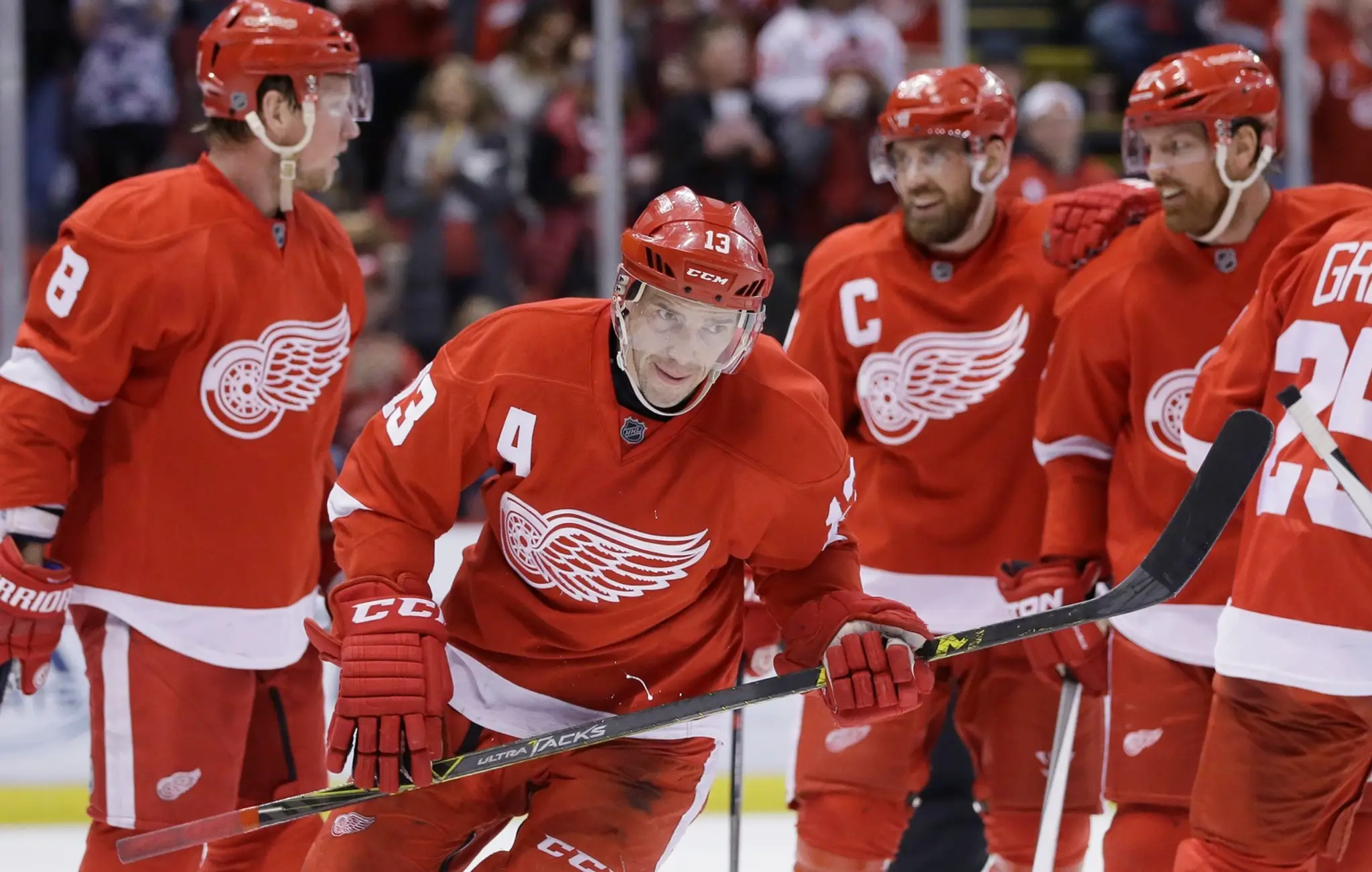 Ruský center Pavel Dacjuk (13) z Detroitu Red Wings sa raduje po góle v zápase zámorskej NHL proti Bostonu Bruins.
