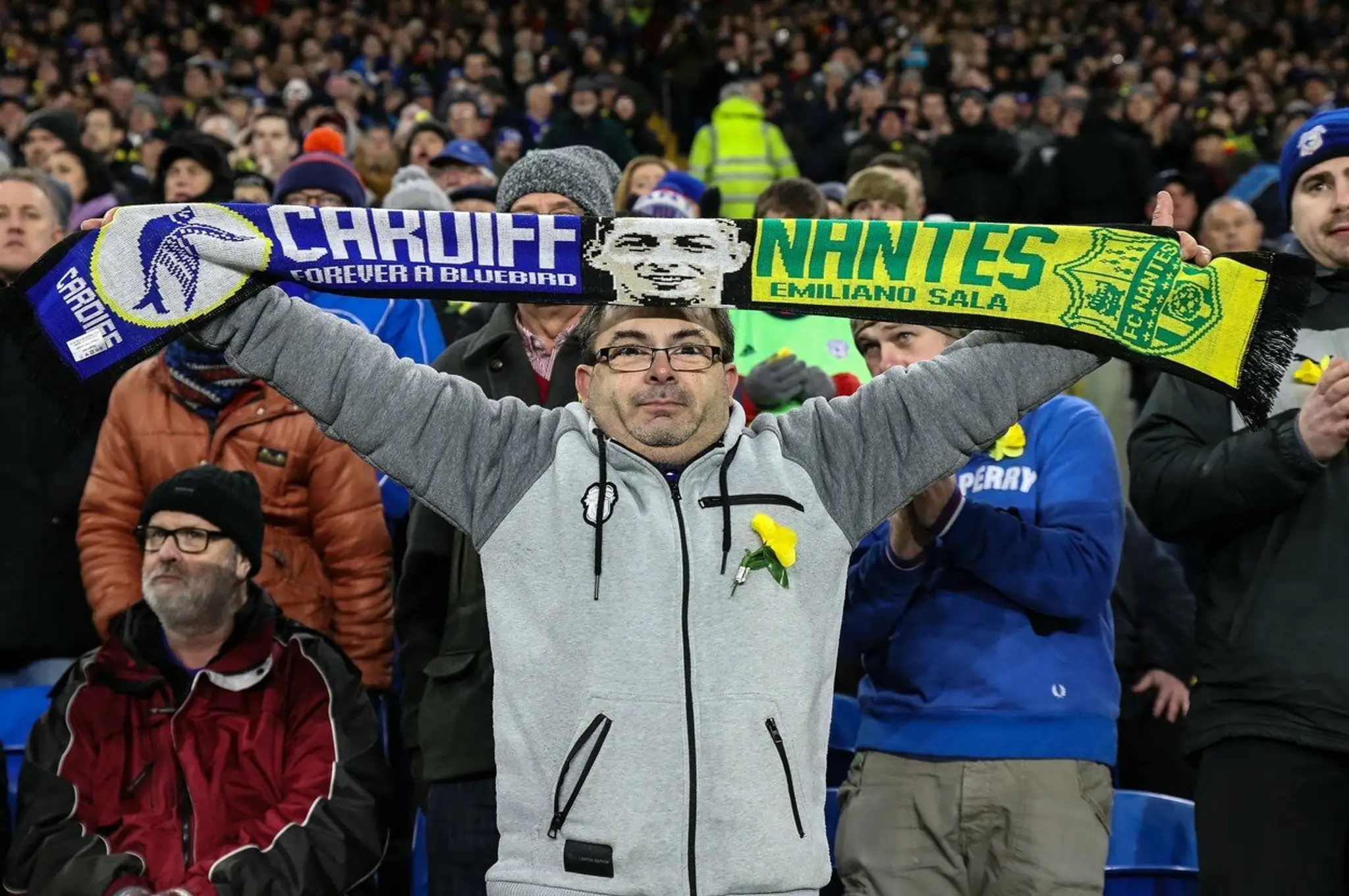 Stredopoliar Barcelony Arthur s loptou (v strede) prenasledovaný Karimom Benzemom z Realu Madrid (vľavo).