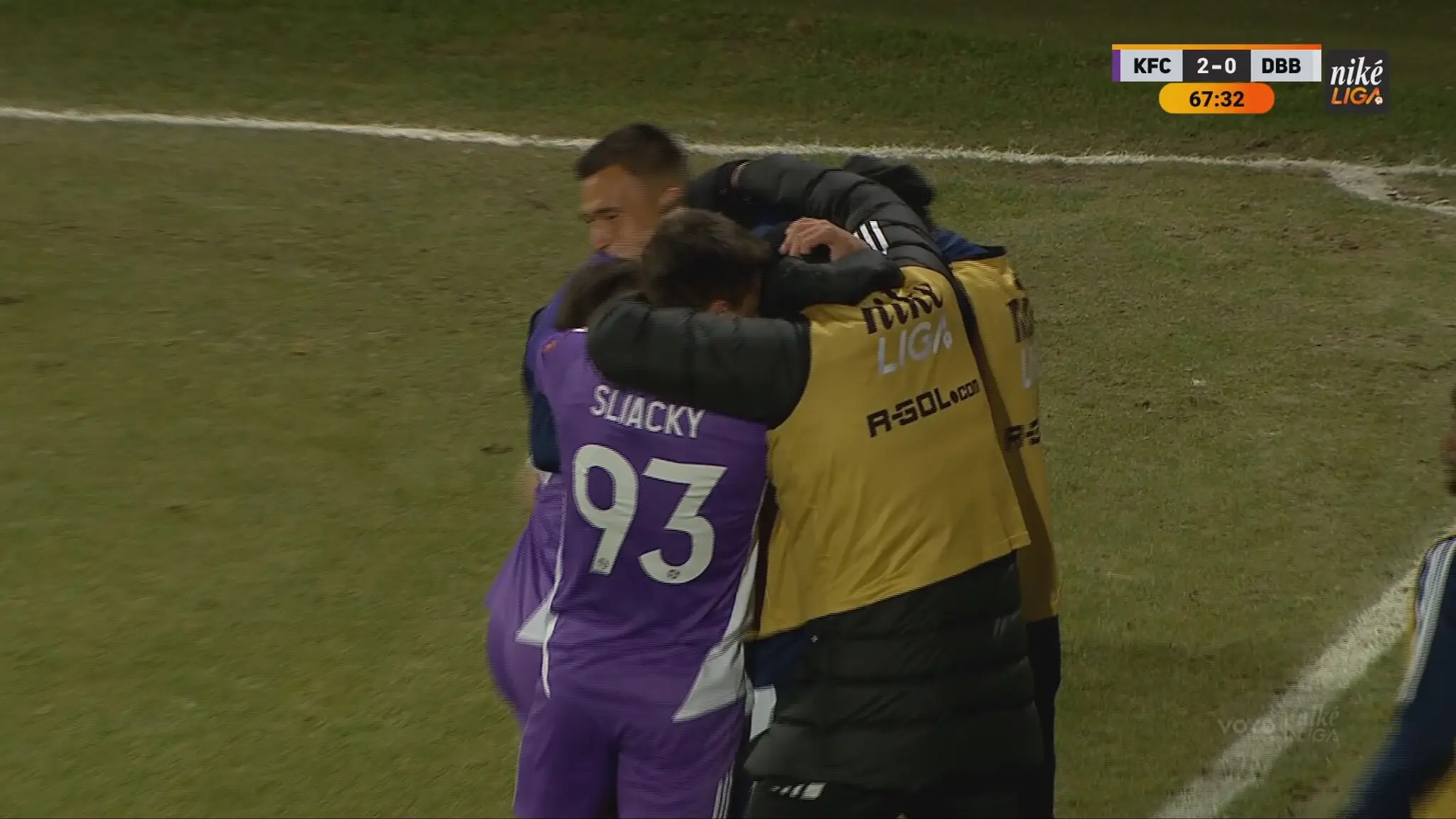 Radosť futbalistov Komárna po strelení gólu.