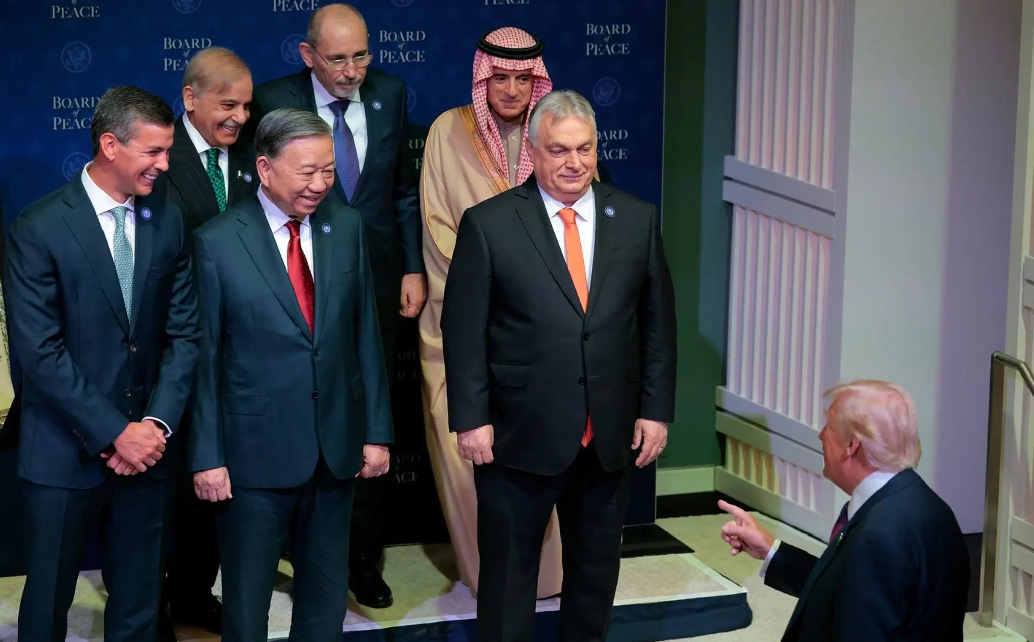 Viktor Orbán spolu s ďalšími lídrami krajín sleduje príchod amerického prezidenta Donalda Trumpa na ustanovujúce zasadnutie Rady mieru.