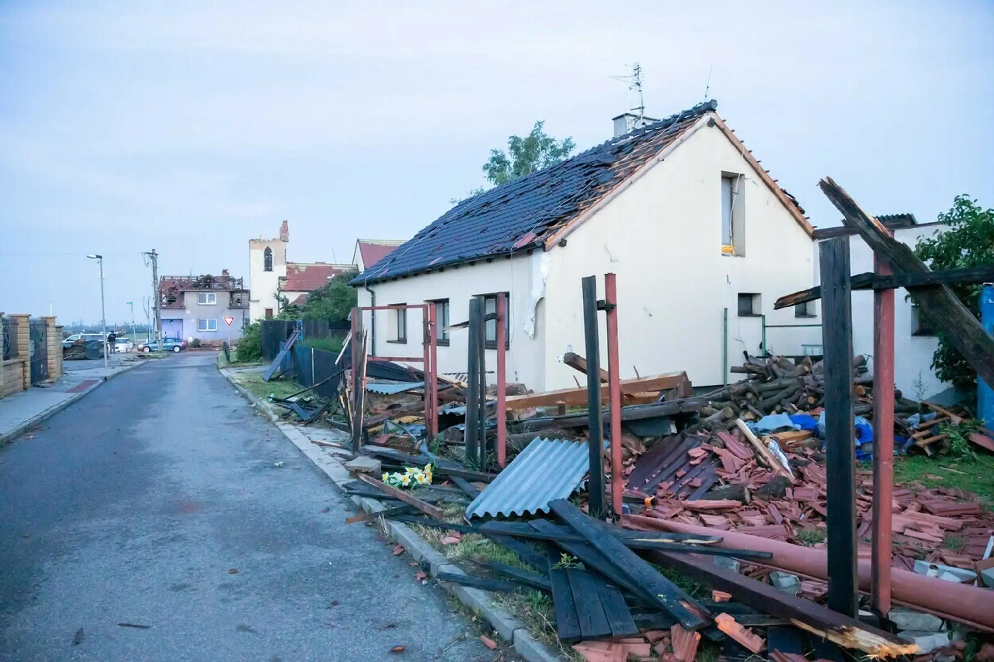 Spustošené domy po tornáde na južnej Morave