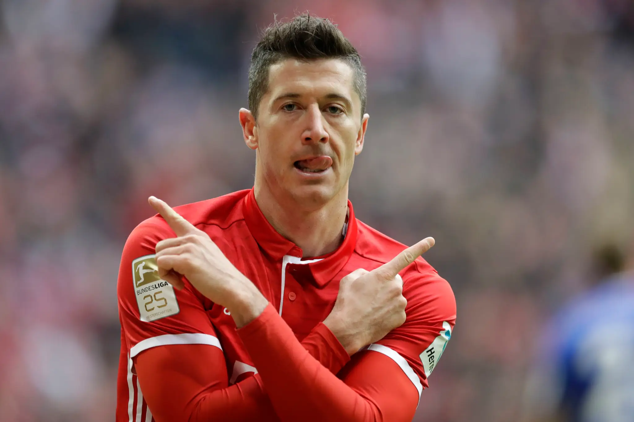 Robert Lewandowski oslavuje úvodný gól do bránky Schalke.