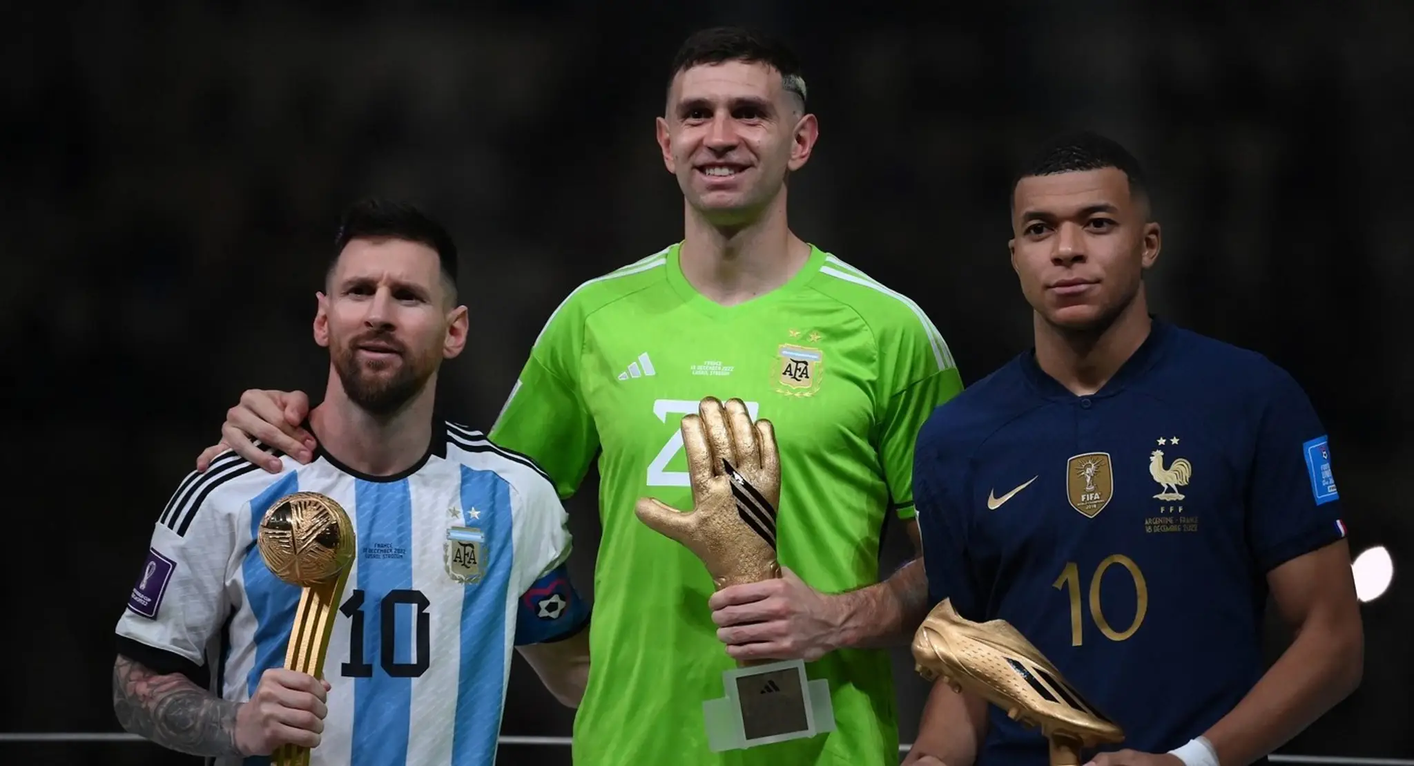 Emiliano Martínez v spoločnosti Kyliana Mbappého (vpravo) a Lionela Messiho.