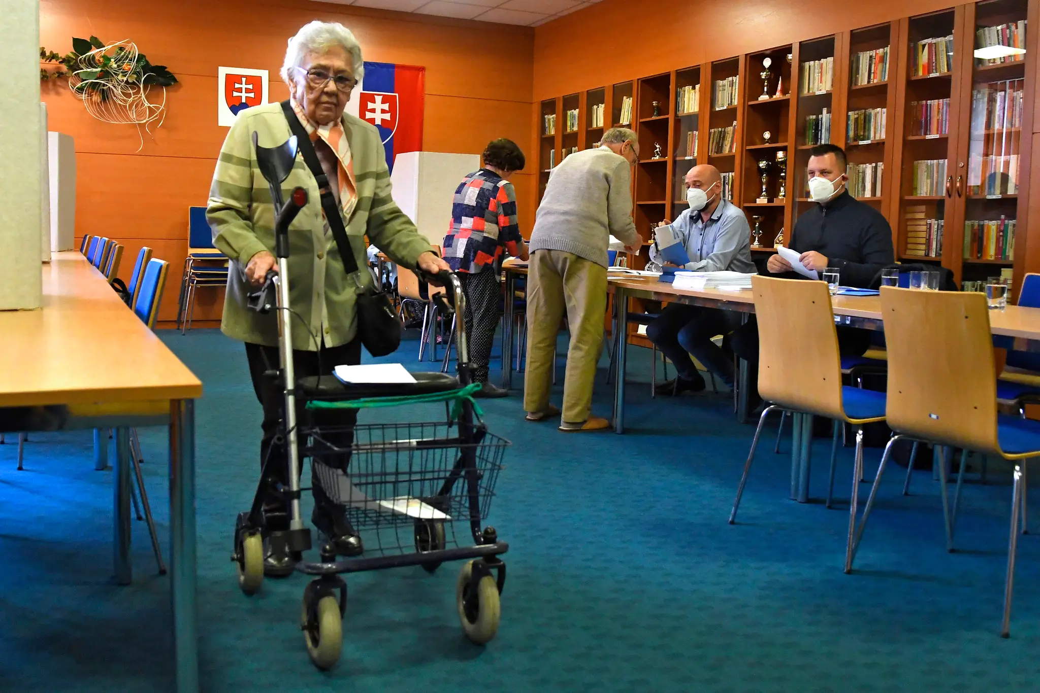 Voliť prišli aj v zariadení pre seniorov v Prešove.