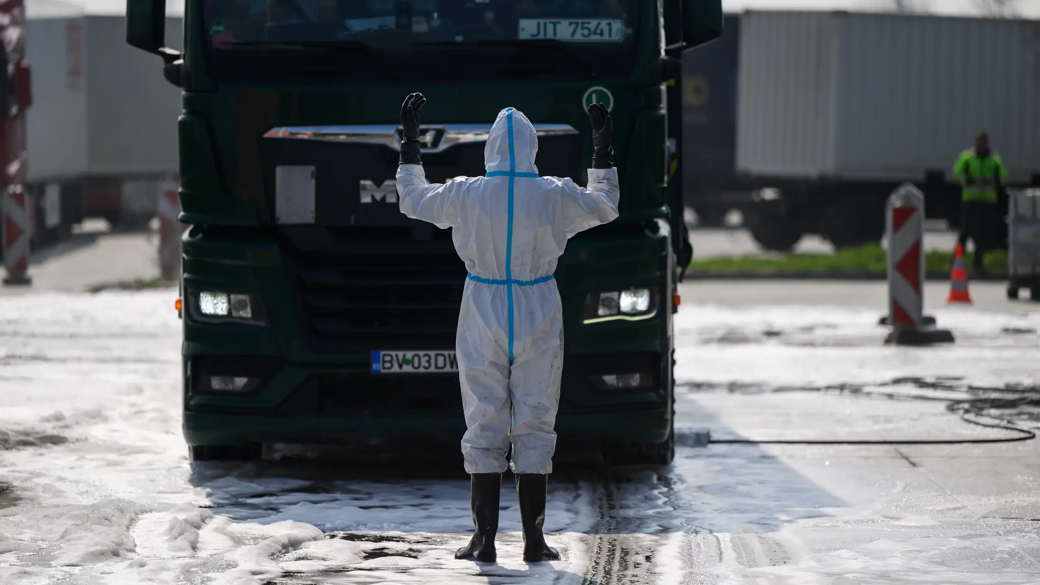 Policajti pre slintačku a krívačku zastavujú vozidlá na hraničných priechodoch