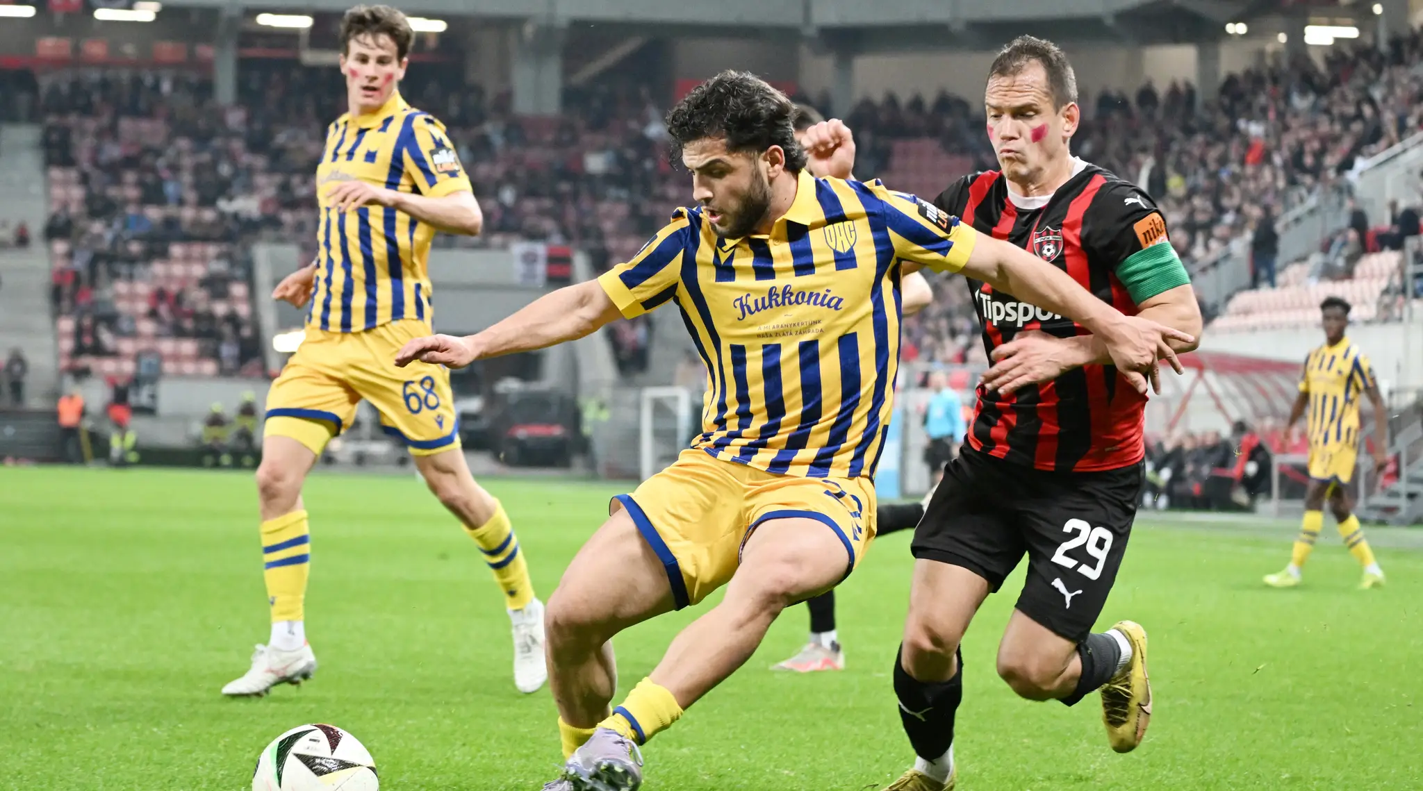 Martin Mikovič (Trnava) a Tsotne Kapanadze (DAC) bojujú o loptu počas zápasu 1. kola nadstavbovej časti v skupine o titul.