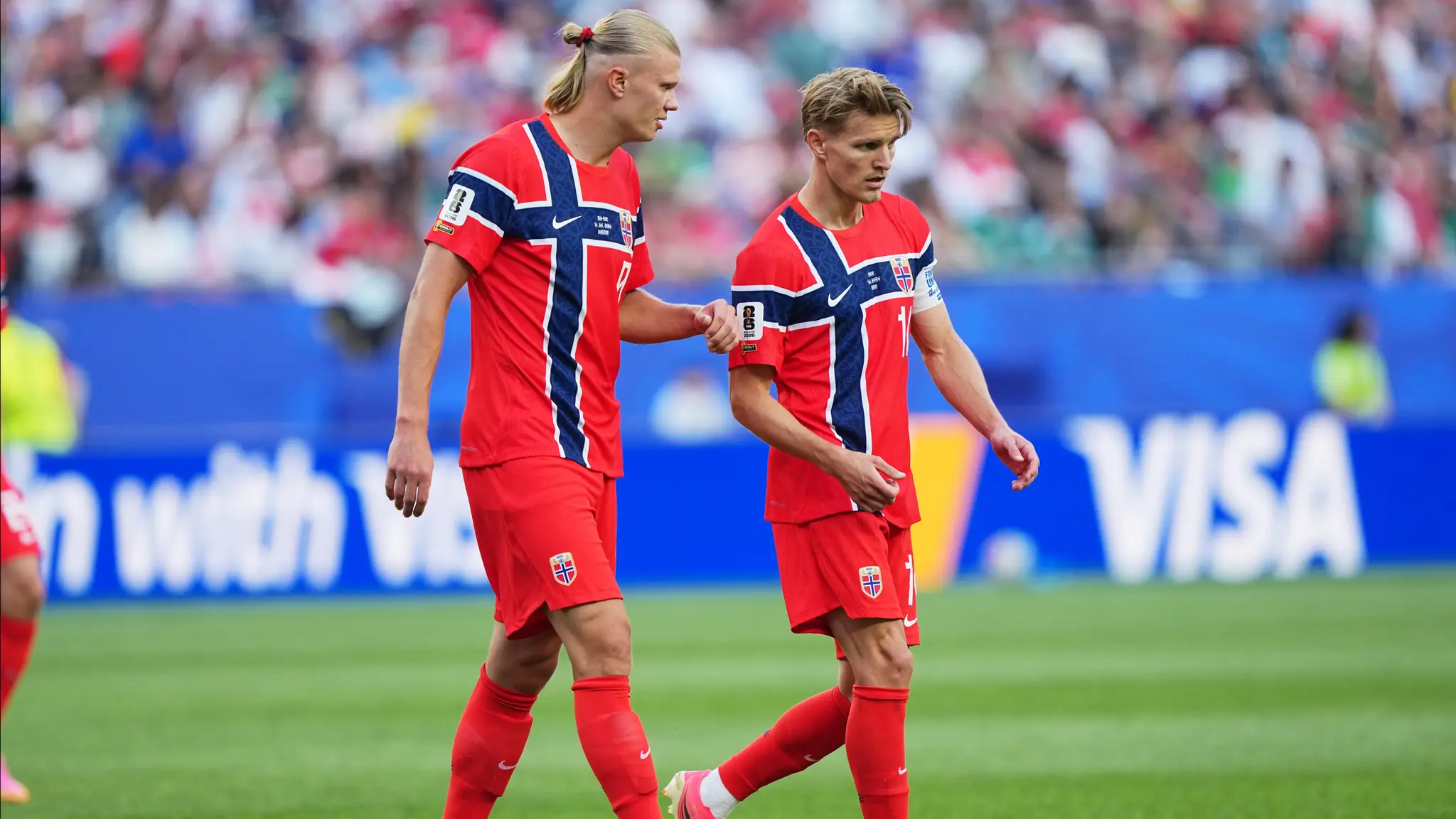 Futbalisti Nórska Erling Haaland (vľavo). (cropped)