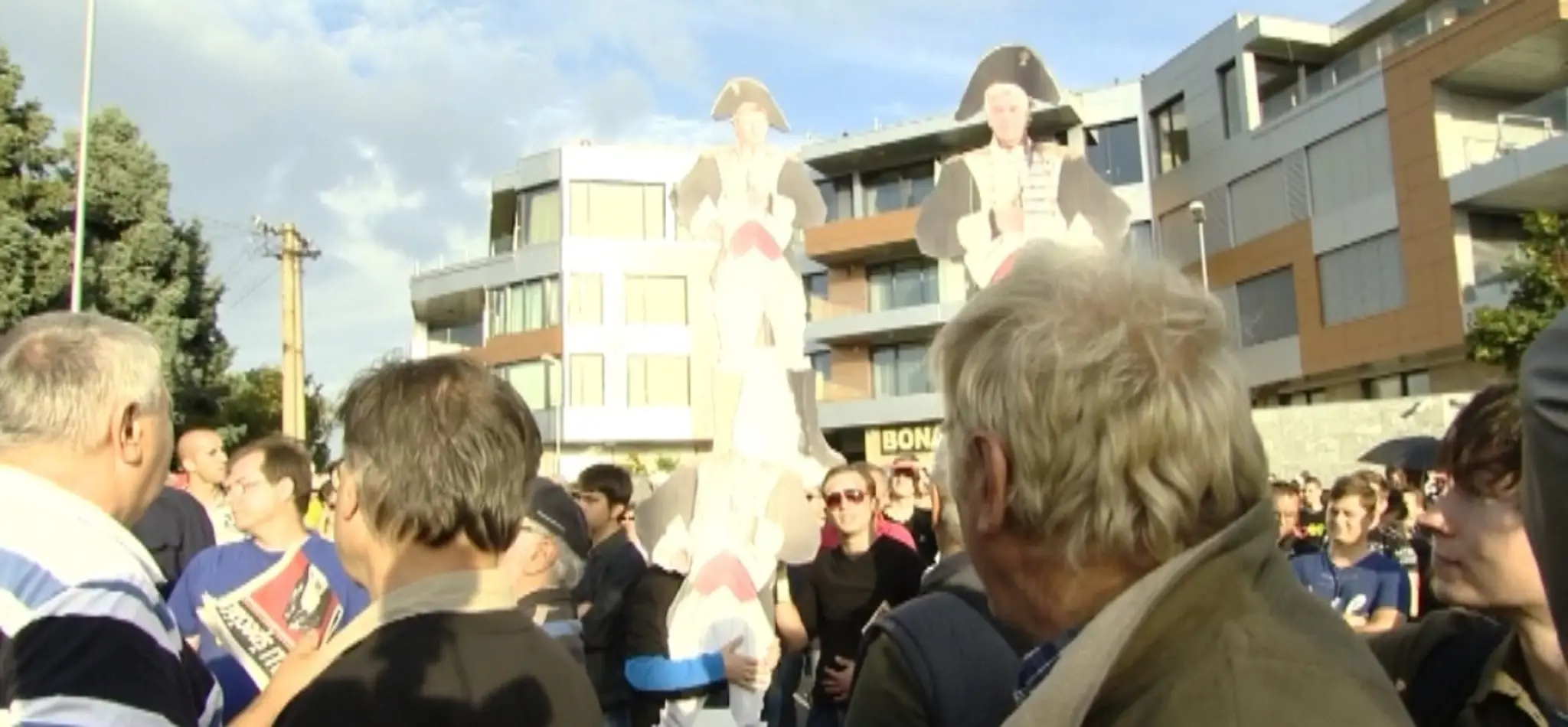 Protest pred Bonaparte. 