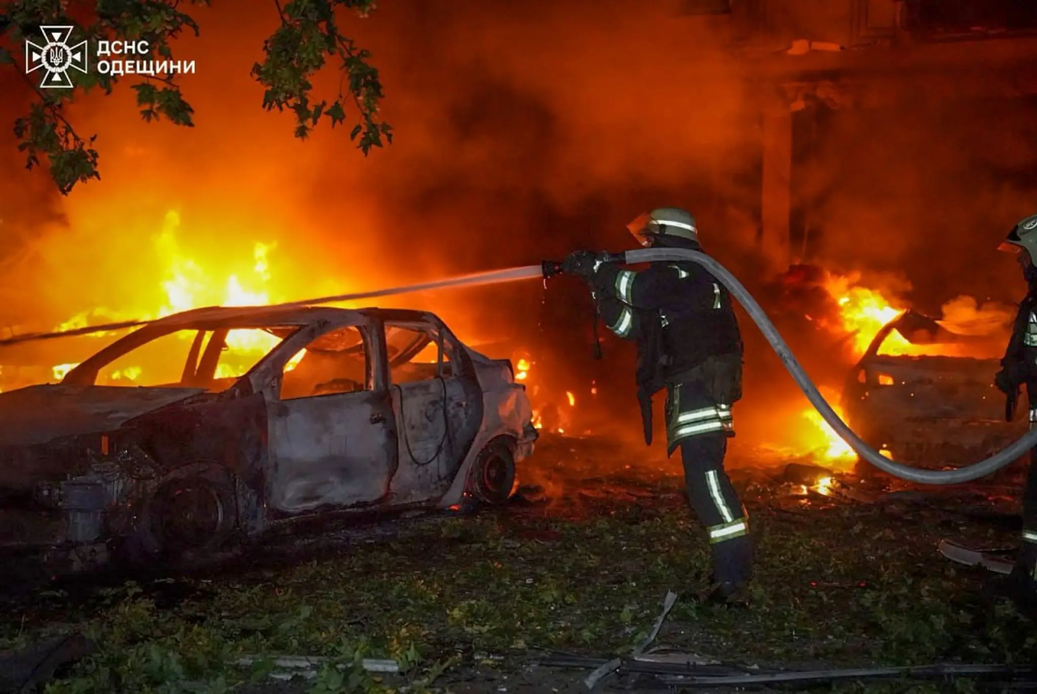 Hasiči zasahujú po útoku ruskej armády na obytnú štvrť v ukrajinskom meste Odesa .