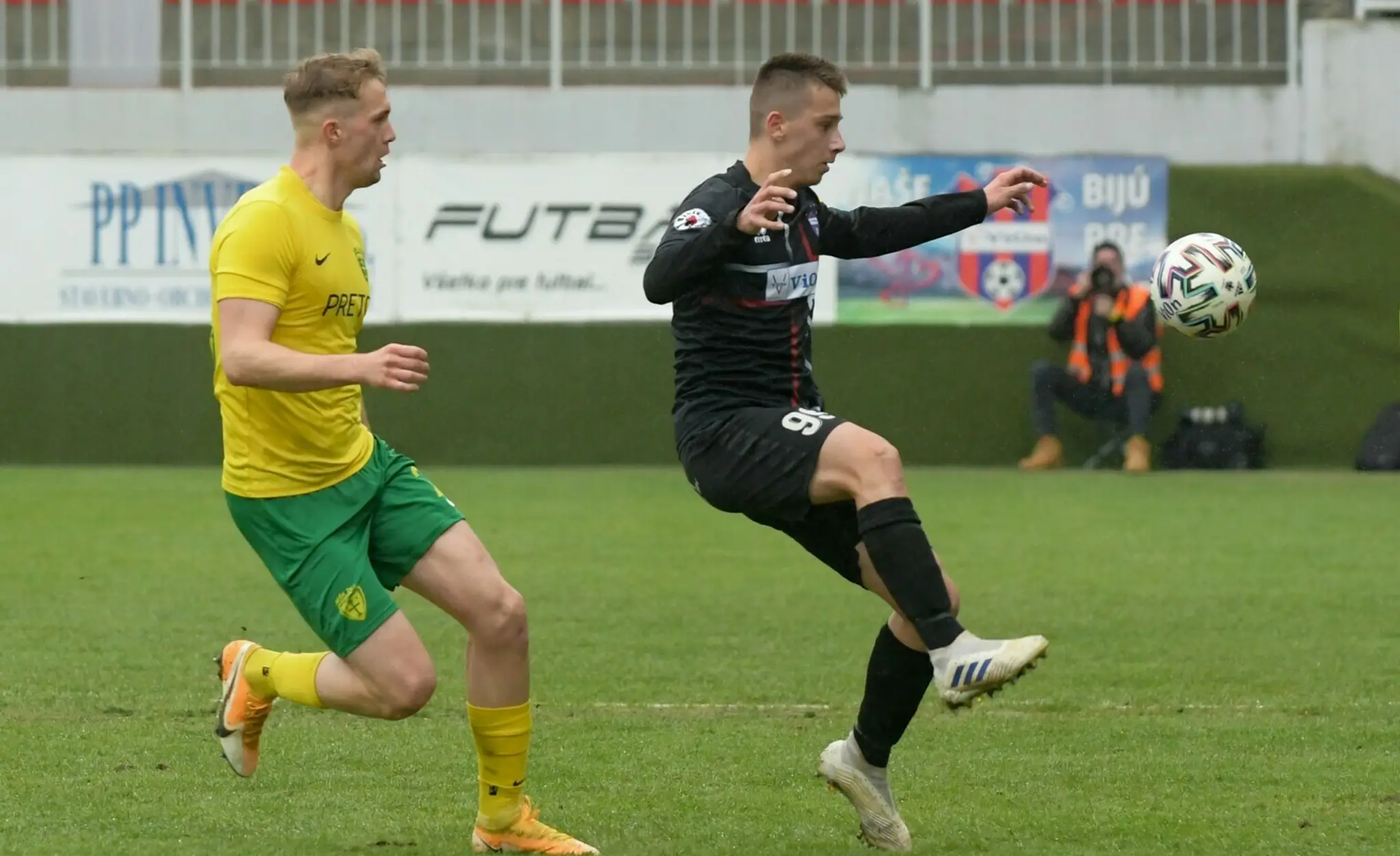 Ján Minárik (Žilina) a Marián Šmatlák (Zlaté Moravce) v zápase 5. kola nadstavbovej časti Fortuna ligy.