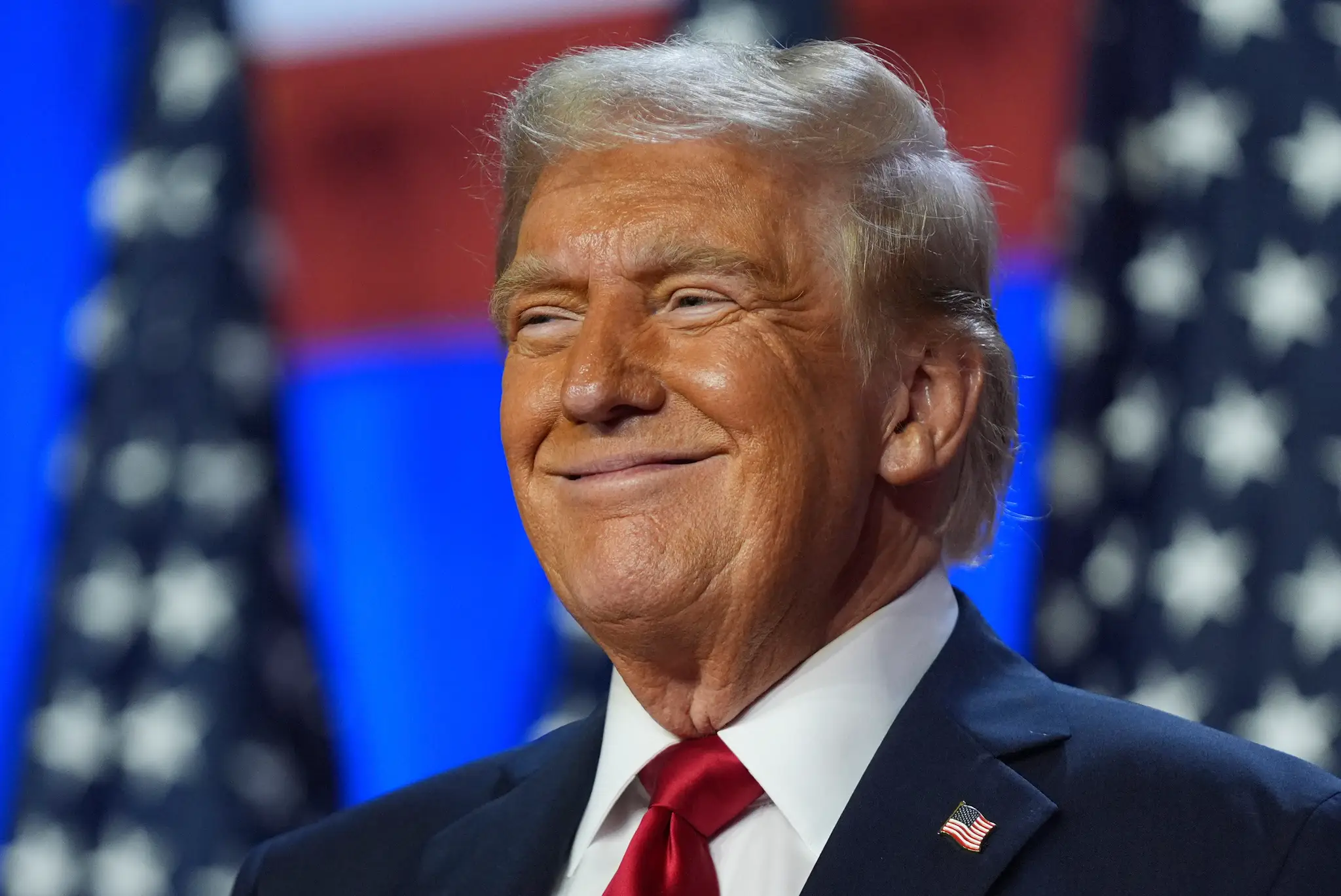 Republikánsky prezidentský kandidát a americký exprezident Donald Trump sa usmieva počas volebnej noci.