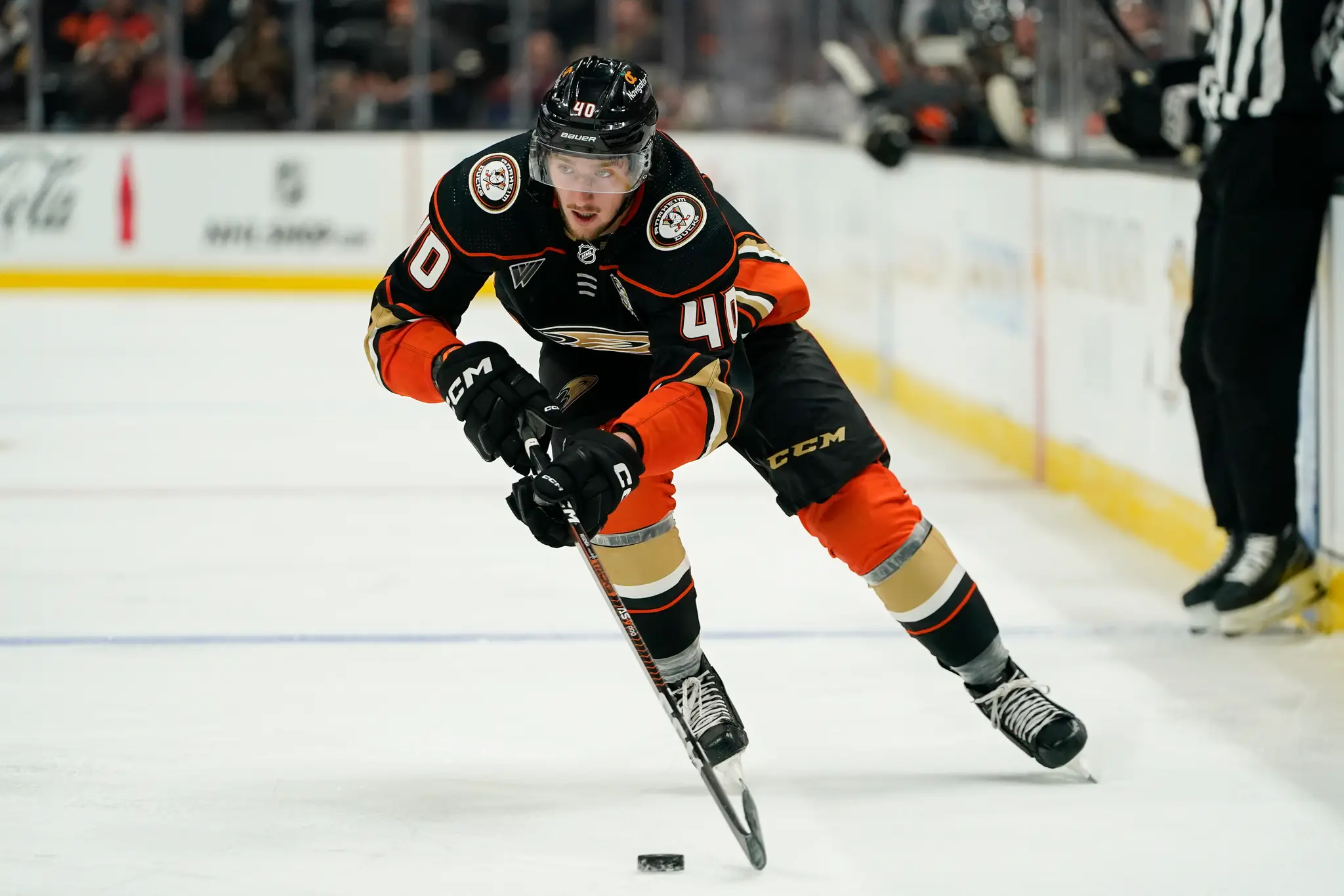 Pavol Regenda korčuľuje s pukom v prípravnom zápase zámorskej hokejovej NHL Anaheim Ducks - Los Angeles Kings.