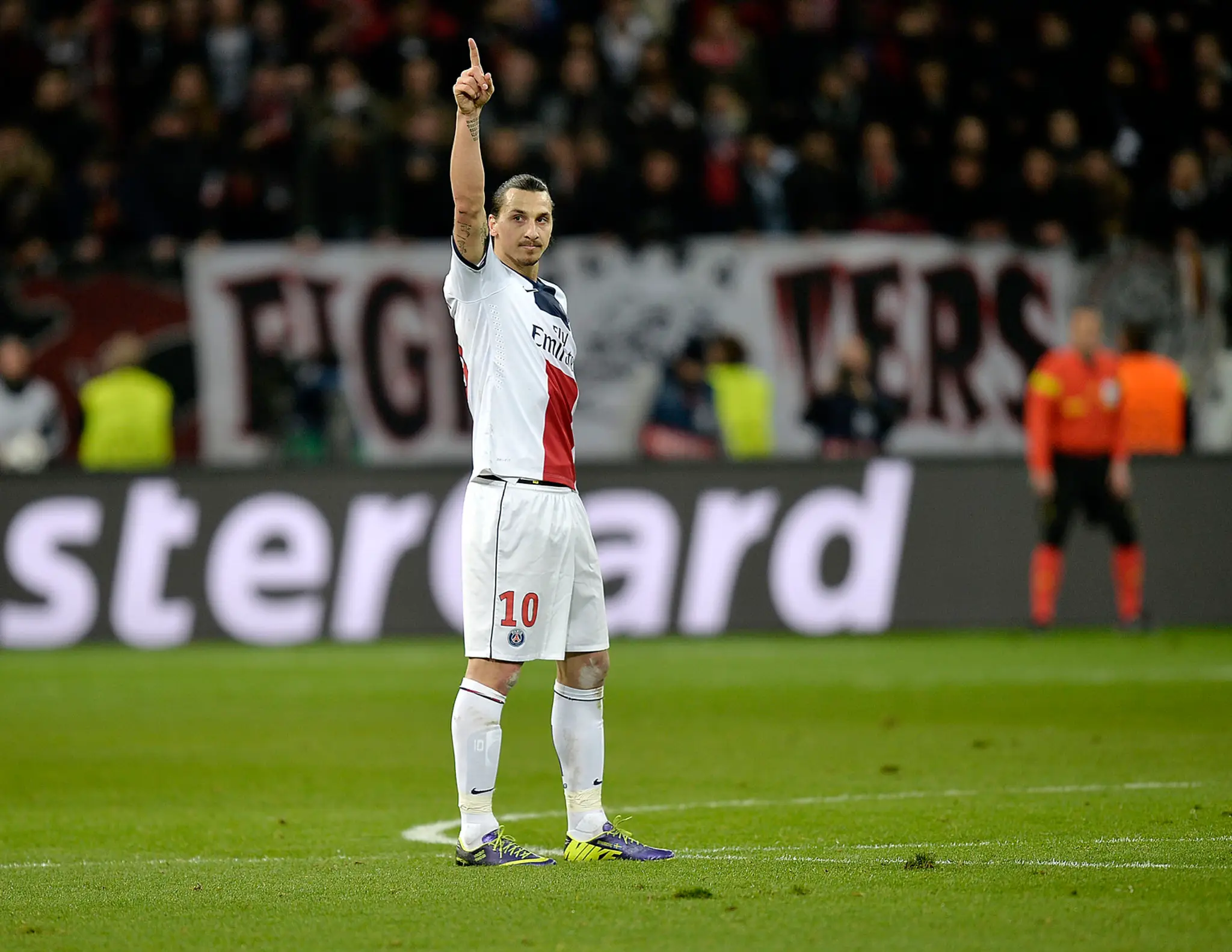 Švédsky útočník PSG Zlatan Ibrahimovič oslavuje svoj druhý gól v osemfinálovom stretnutí Ligy majstrov 2013/14 proti Bayeru Leve