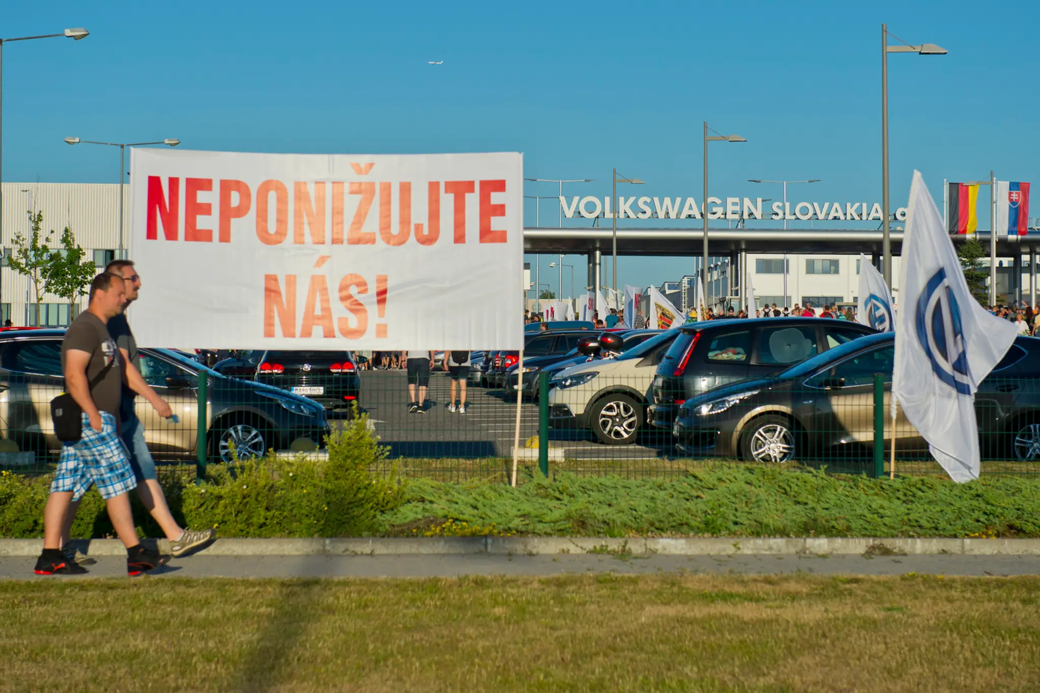 Na snímke štrajkujúci pracovníci automobilky Volkswagen Slovakia