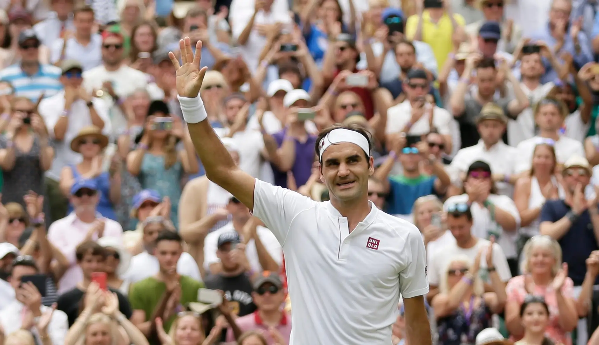 Roger Federer oslavuje triumf nad Adrianom Mannarinom.