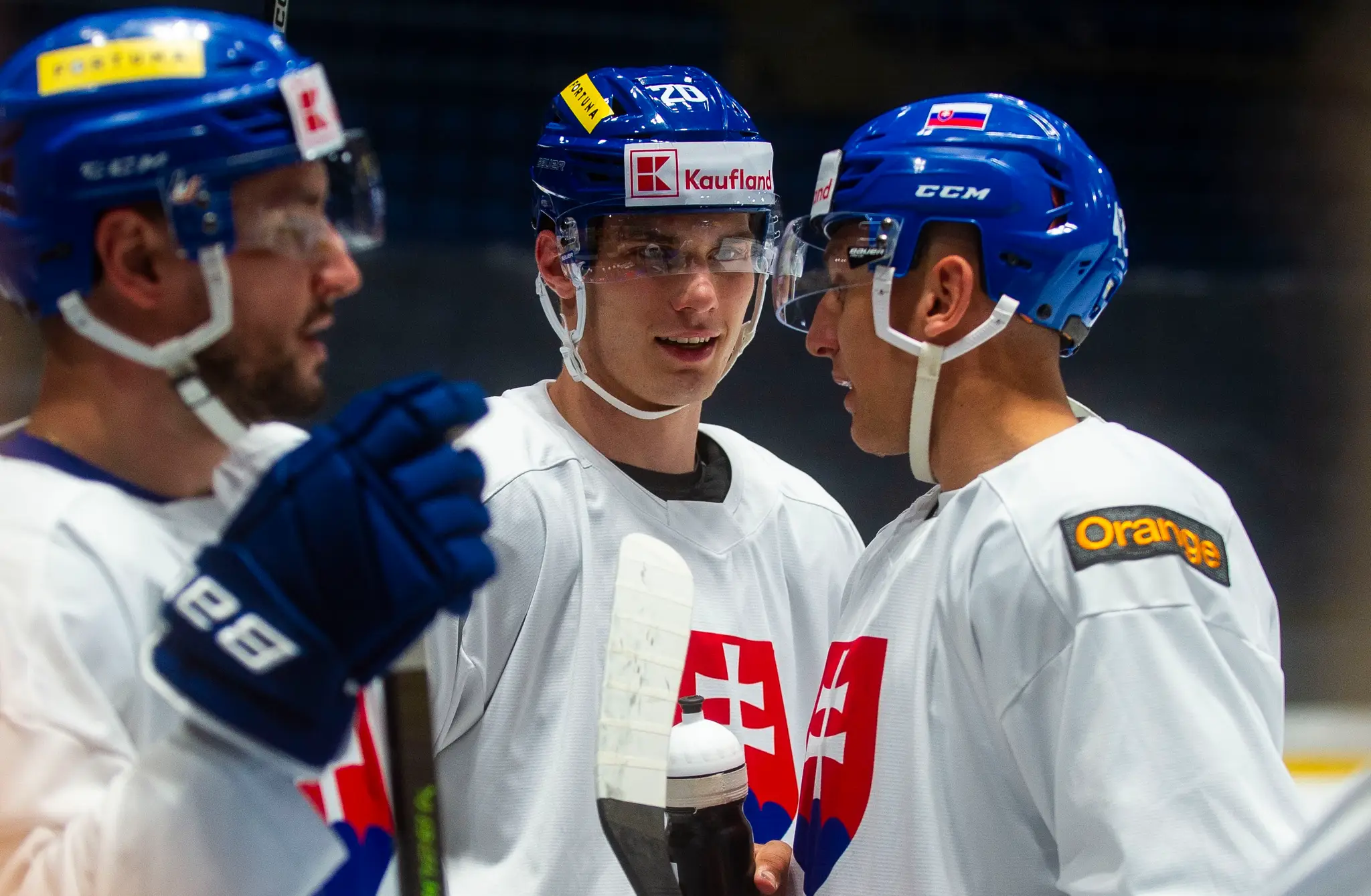 Na snímke reprezentanti SR v hokeji, uprostred Juraj Slafkovský a vpravo Martin Fehérváry počas tréningu na zraze reprezentácie pred majstrovstvami sveta 2024.