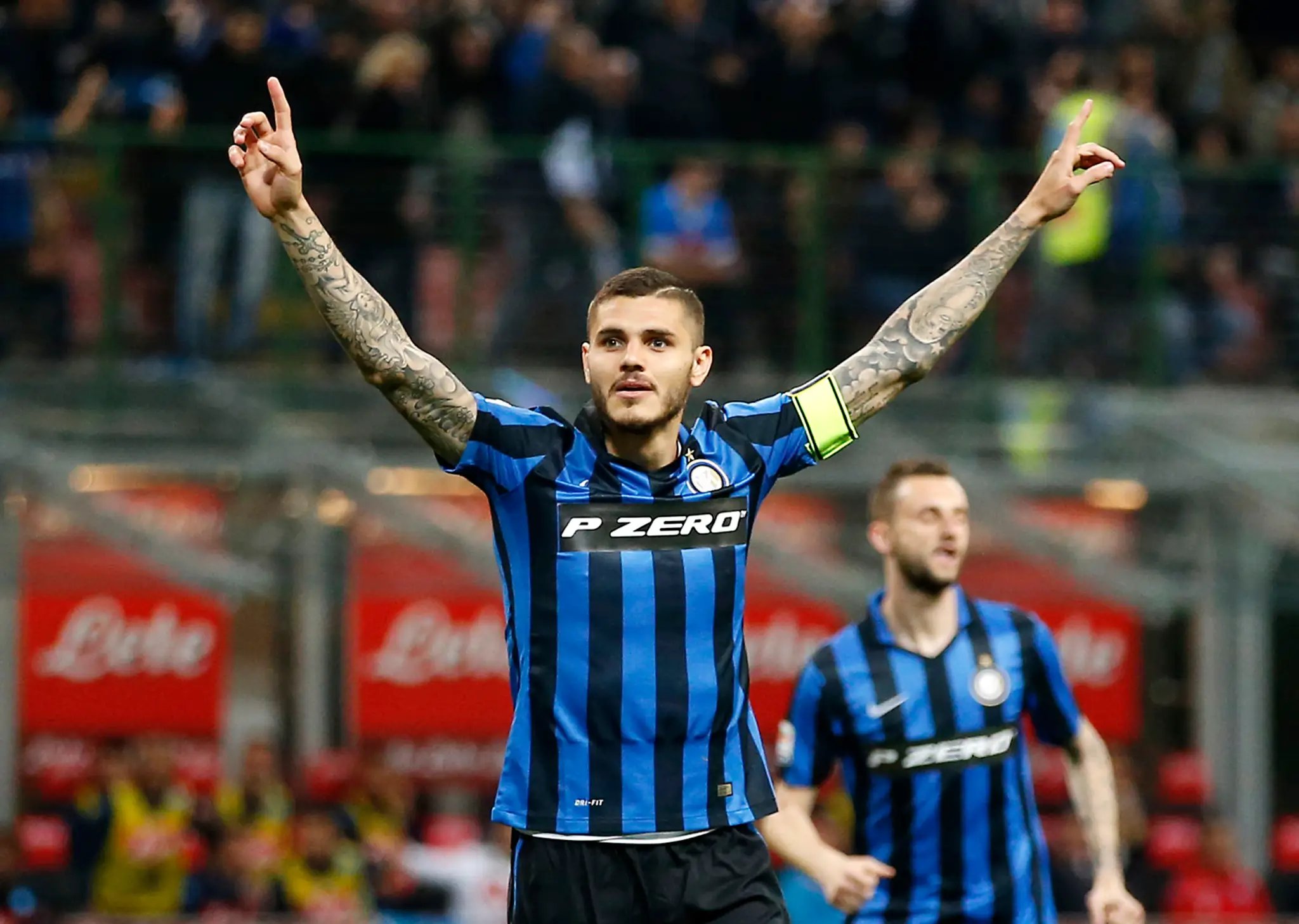Na snímke sa hráč Interu Mauro Icardi teší z gólu