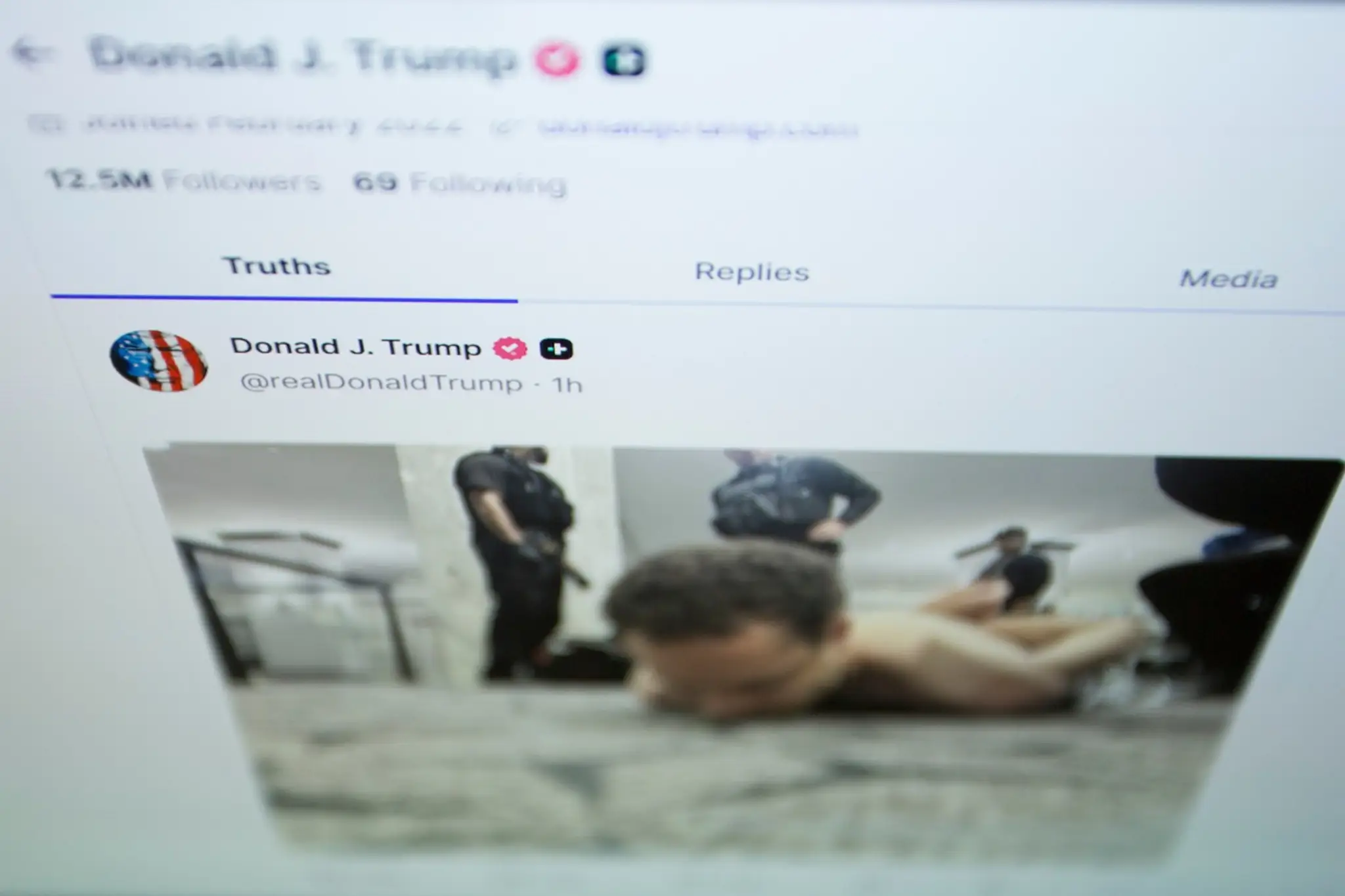 Americký prezident Donald Trump zdieľal na platforme Truth Social fotografiu zatknutého.