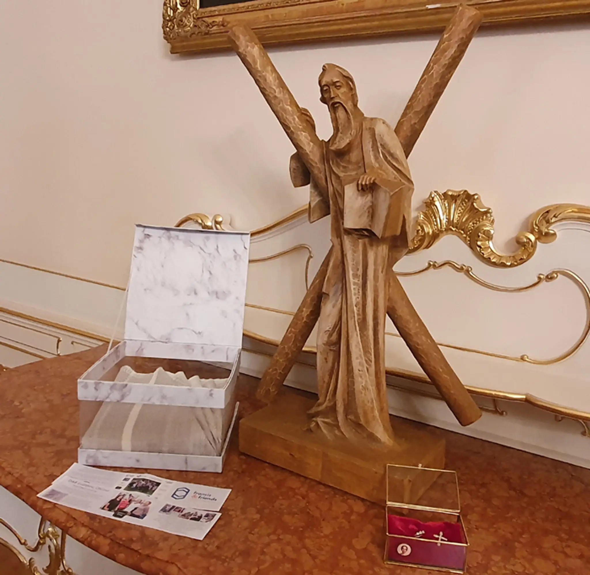 Košické dary pre pápeža: Socha sv. Ondreja z lipového dreva, prstienok a krížik od mladých z bieleho zlata a ľanový obrus.