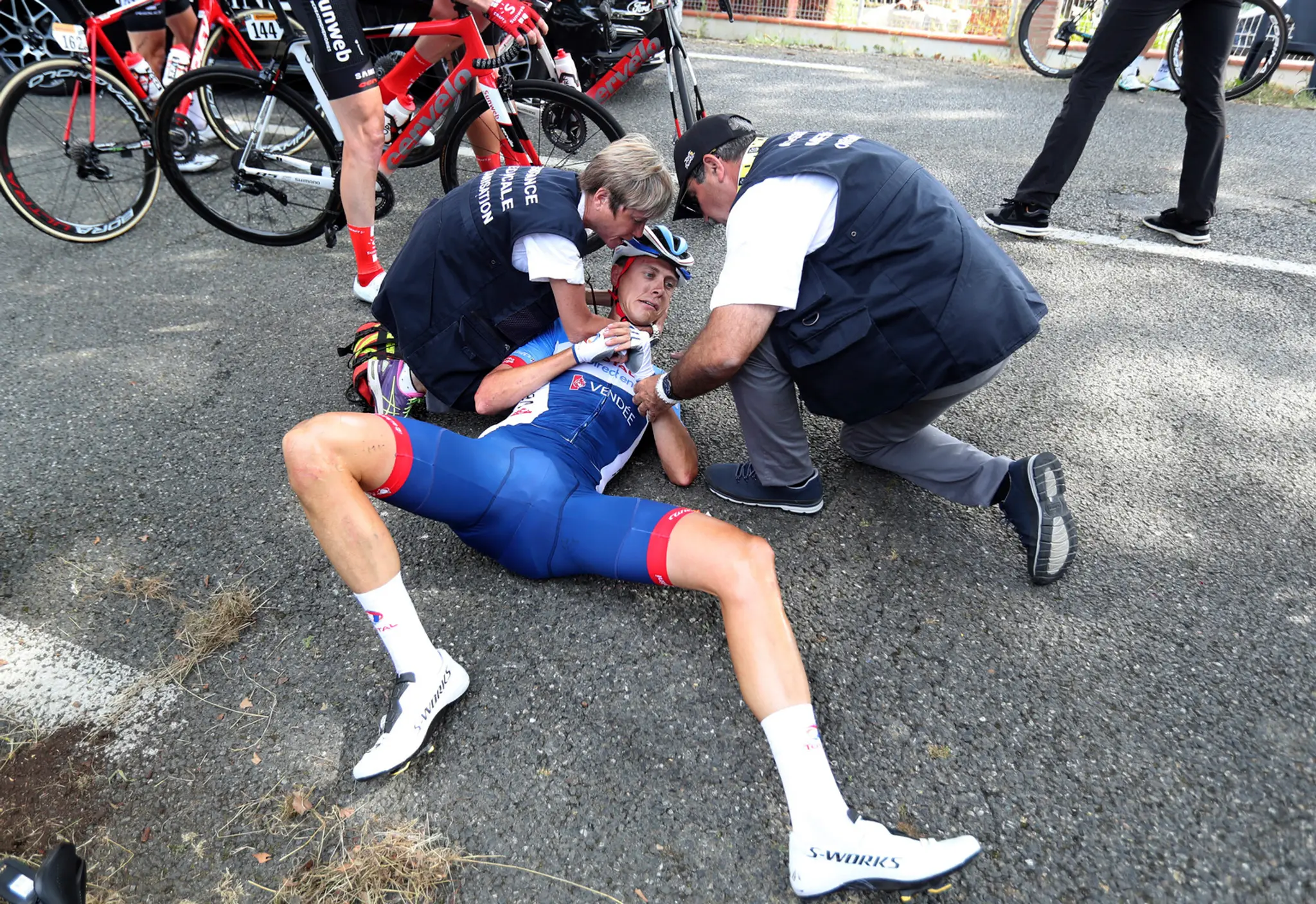 Cyklista Jakob Fuglsang s krvavou tvárou po páde v 1. etape Tour de France.