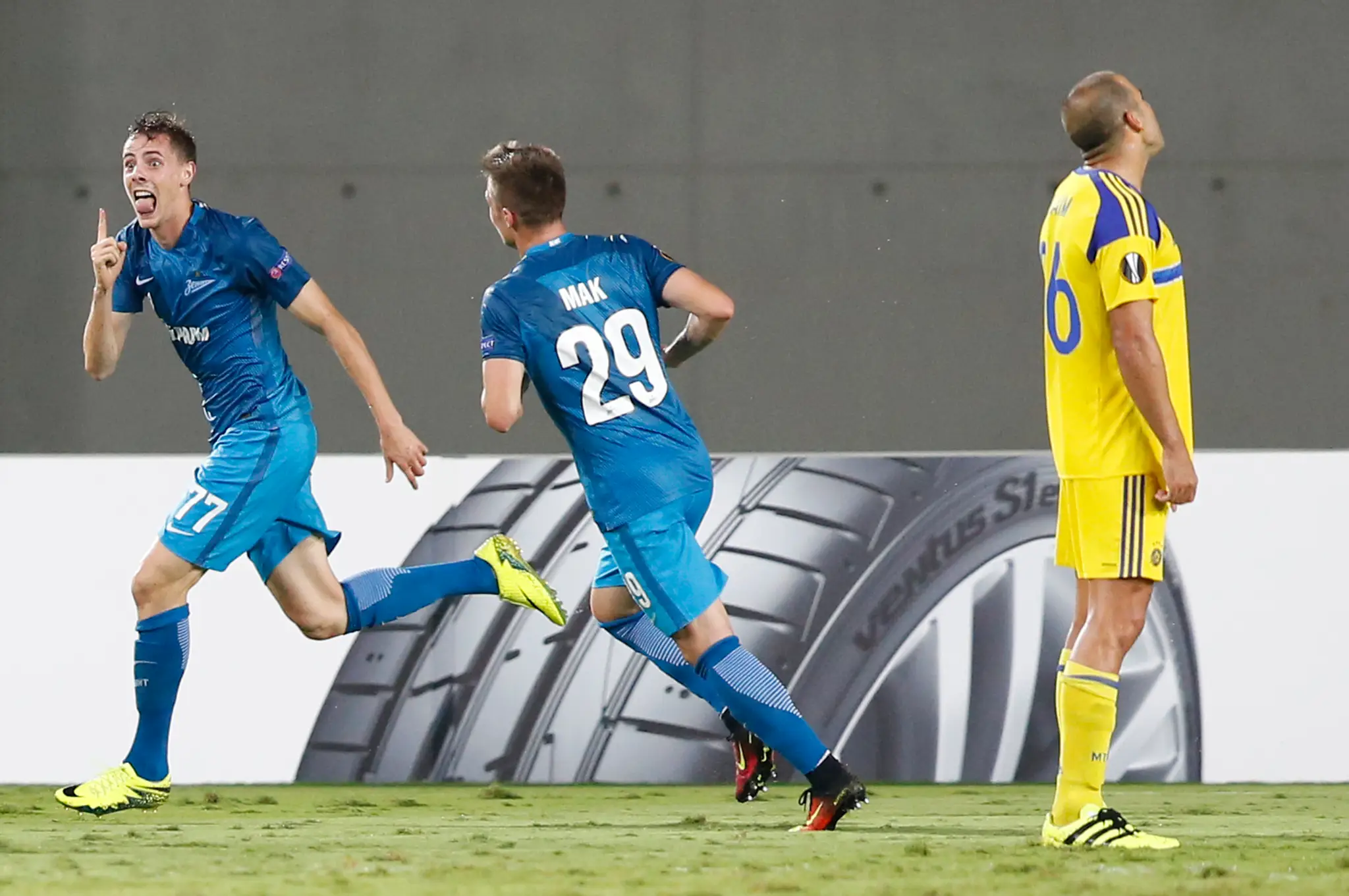 Luka Djordjevič oslavuje gól do siete brakára Maccabi Tel Aviv.jpg