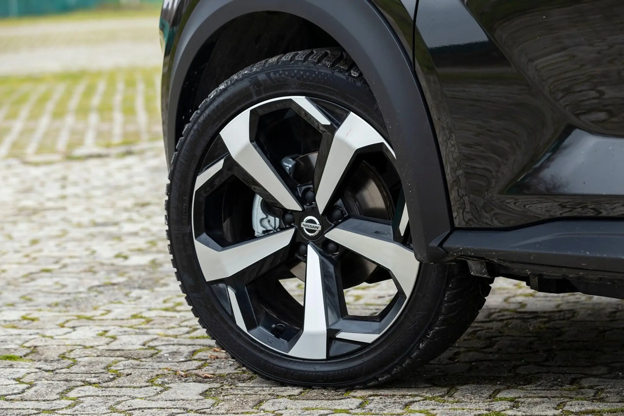 Na snímke je koleso z auta Nissan