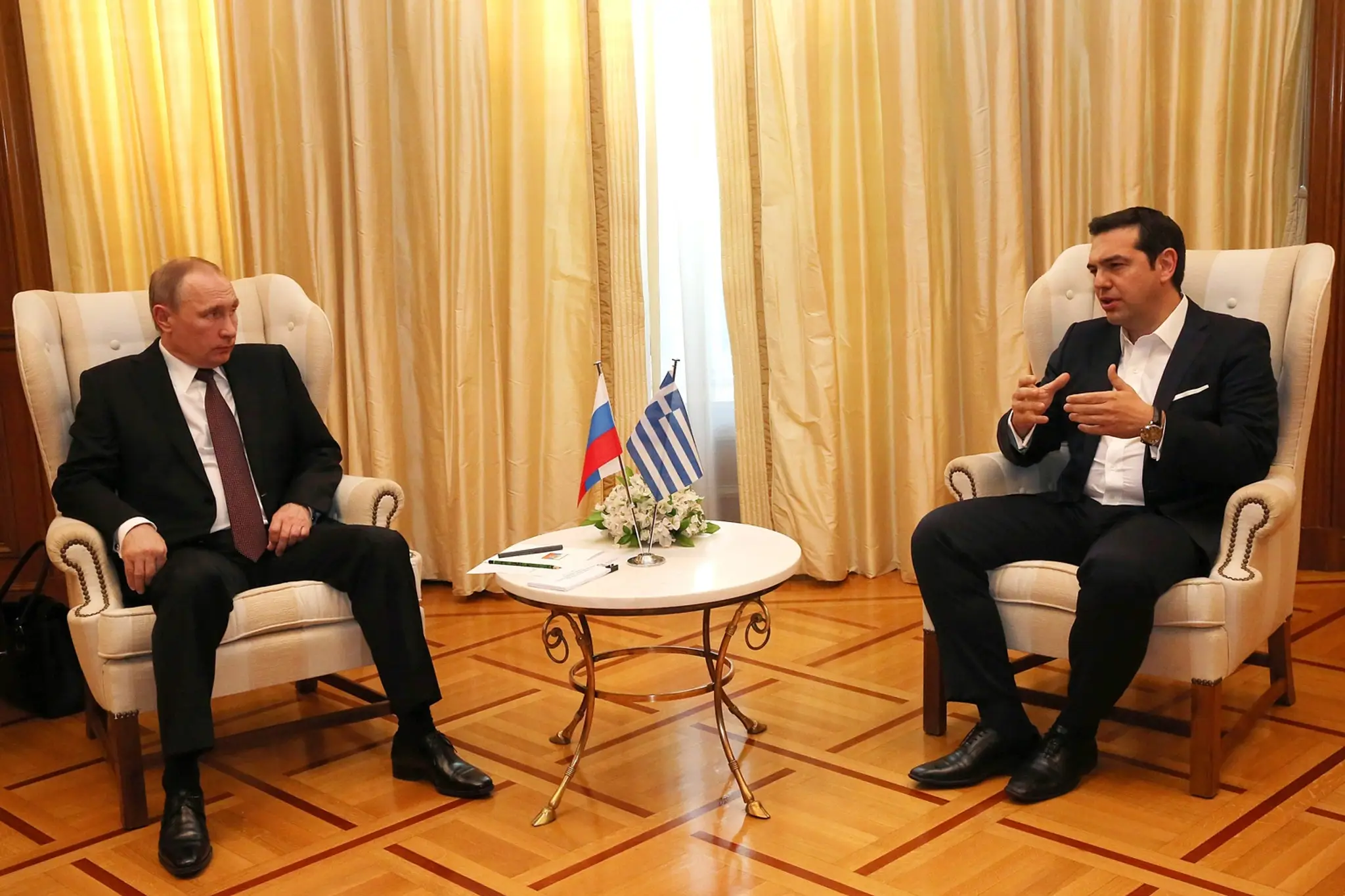 Grécky premiér Alexis Tsipras (vpravo) a ruský prezident Vladimir Putin počas spoločného stretnutia