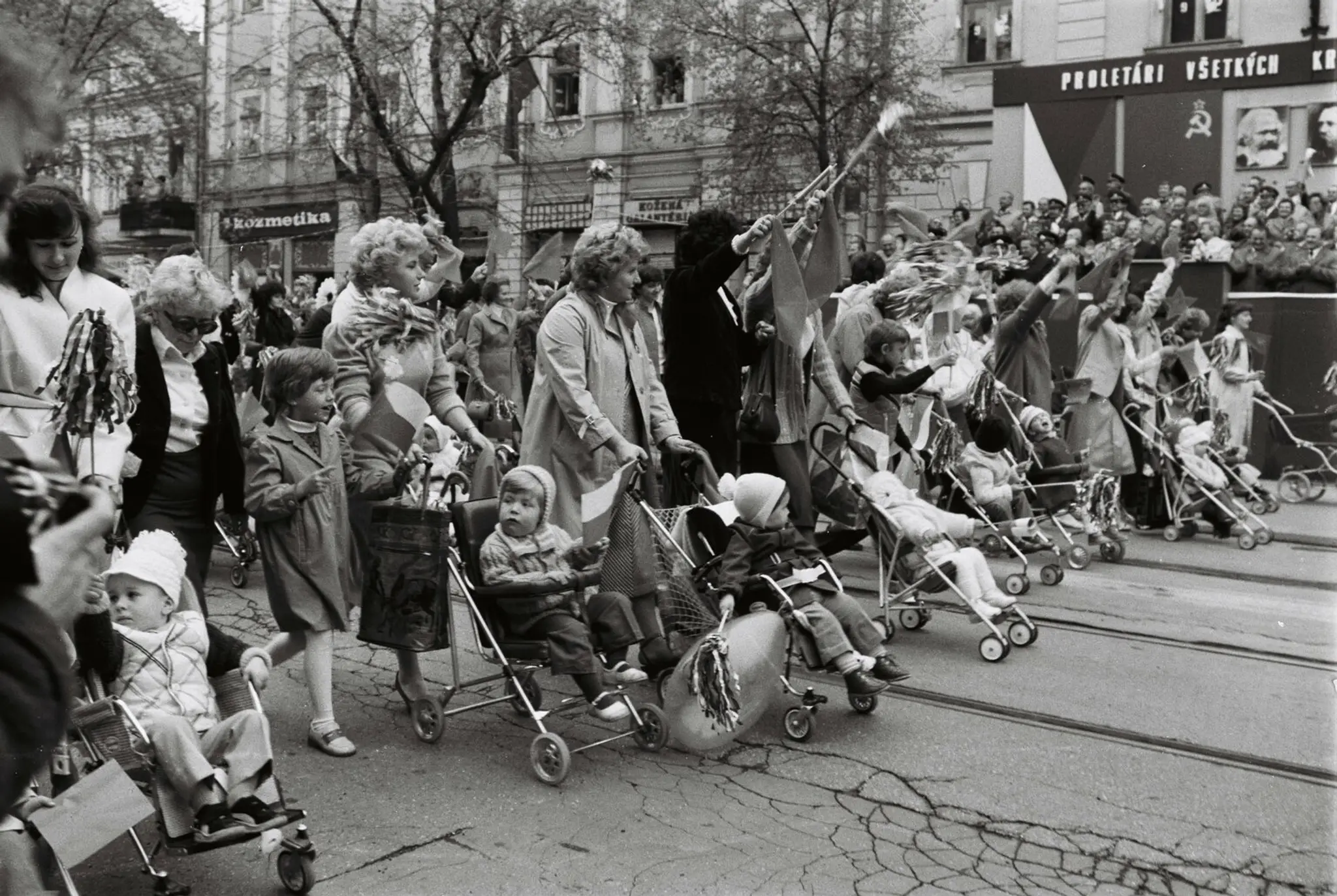 Na archívnej snímke oslavy 1. mája 1984 v Košiciach.