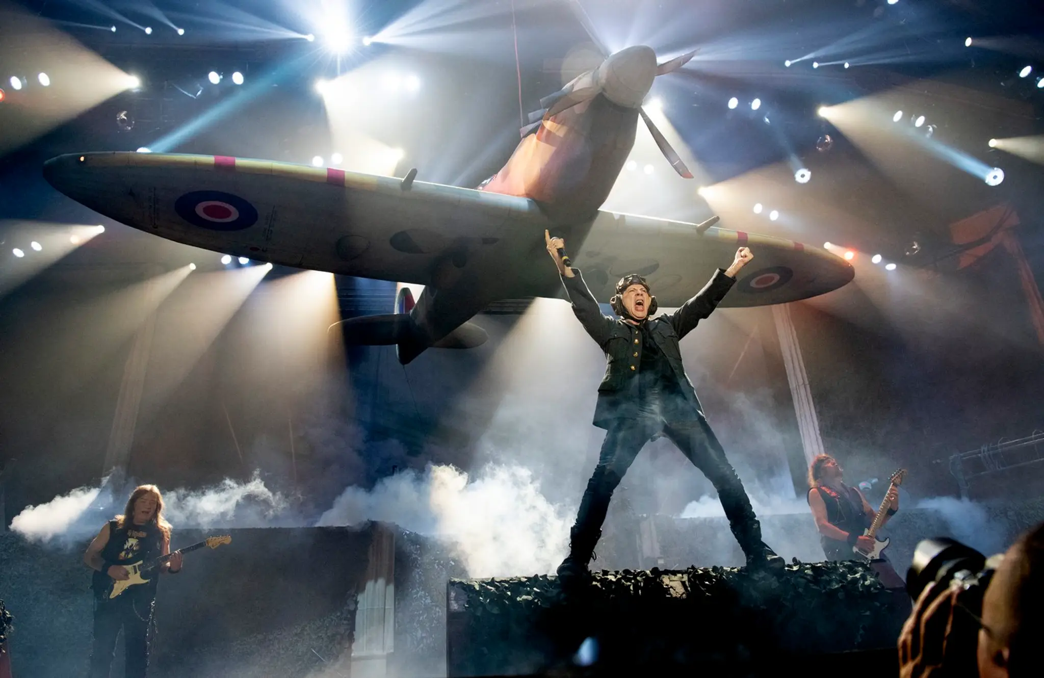 Na archívnej snímke z  roku 2018 členovia heavymetalovej skupiny Iron Maiden počas koncertu v Kodani.