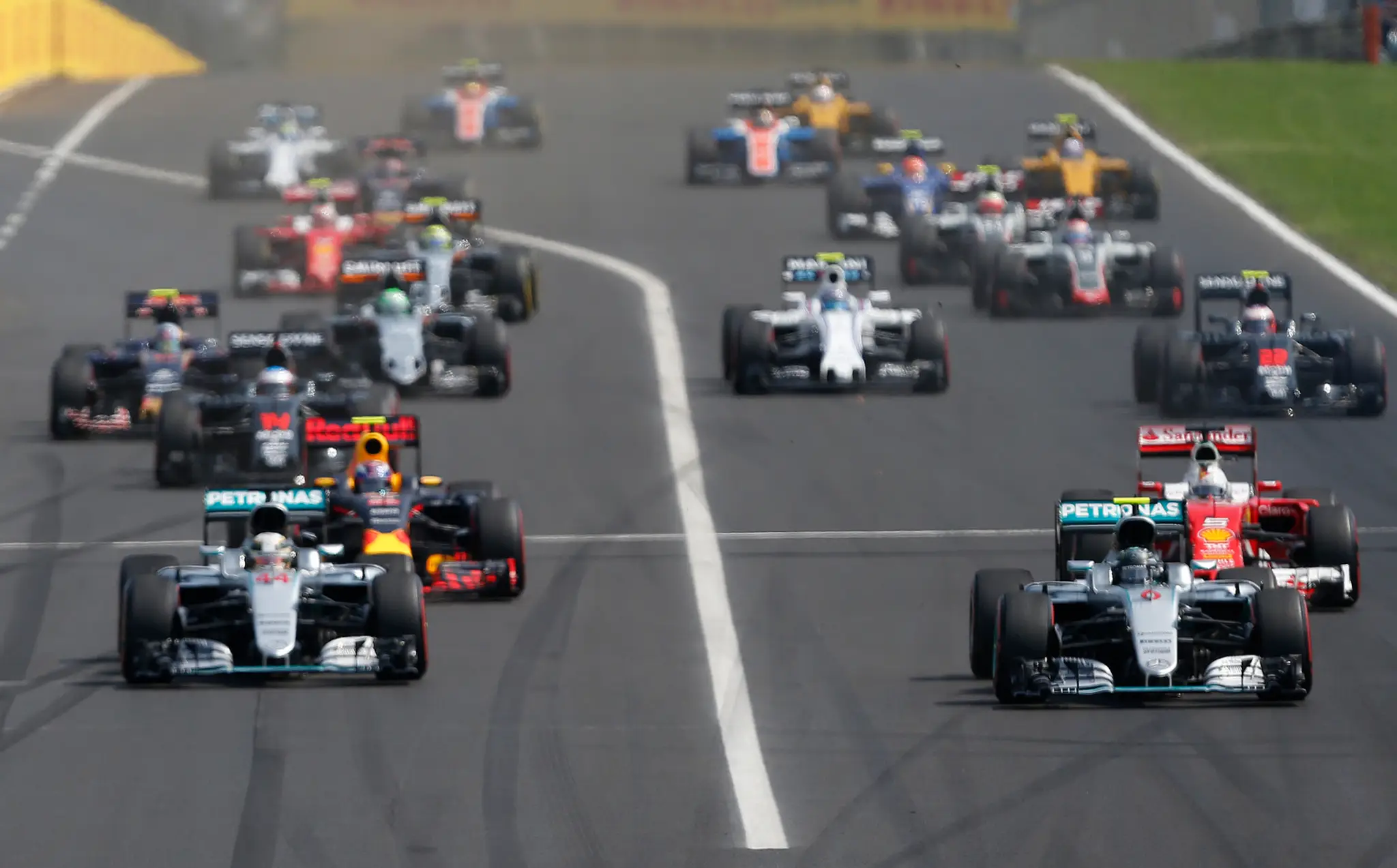 Štart VC Maďarska. Vpravo na vedúcej pozícii Nico Rosberg na Marcedese a vľavo jeho tímový kolega Lewis Hamilton.