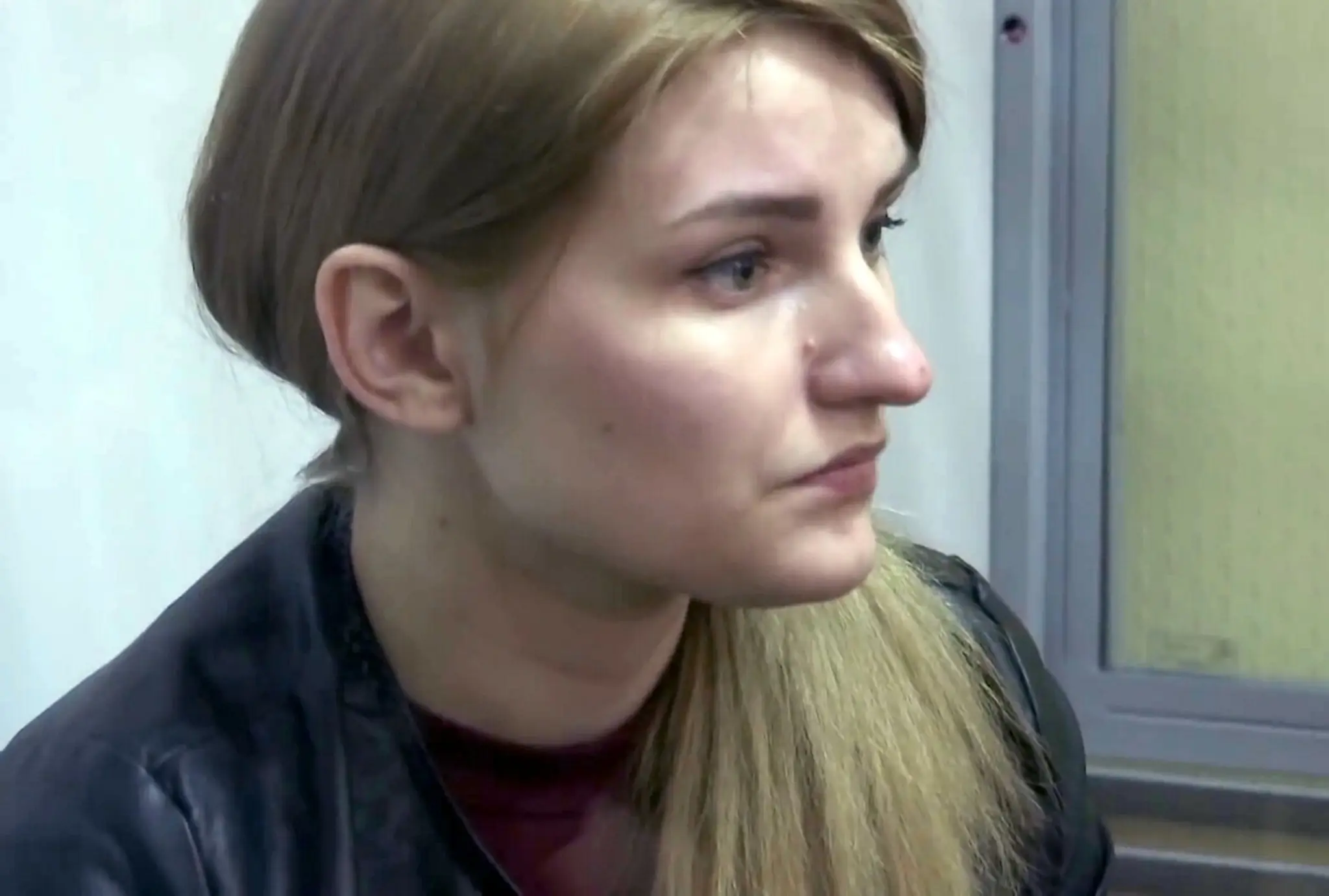 Matka nechala malé deti zamknuté v byte 9 dní