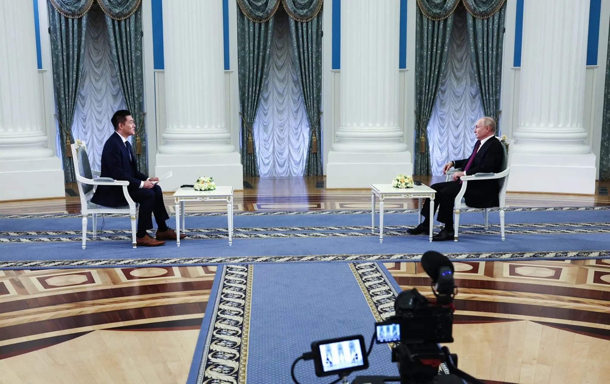 Moderátor CGTN Wang Guan a ruský prezident Vladimir Putin.