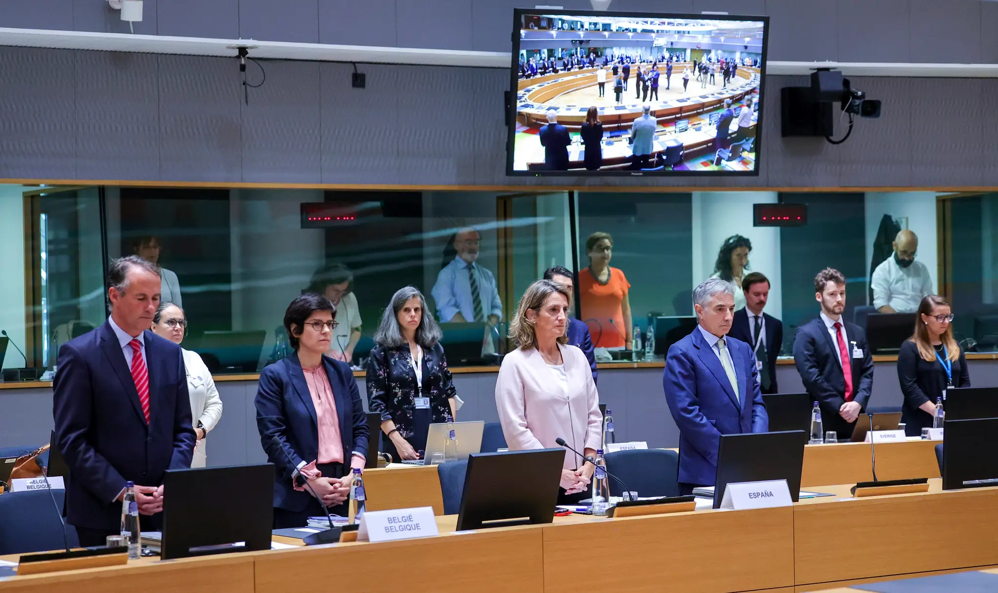 Ministri energetiky EÚ stoja počas minúty ticha na pamiatku zosnulej britskej kráľovnej Alžbety II. pred začiatkom stretnutia v sídle Európskej rady v Bruseli.